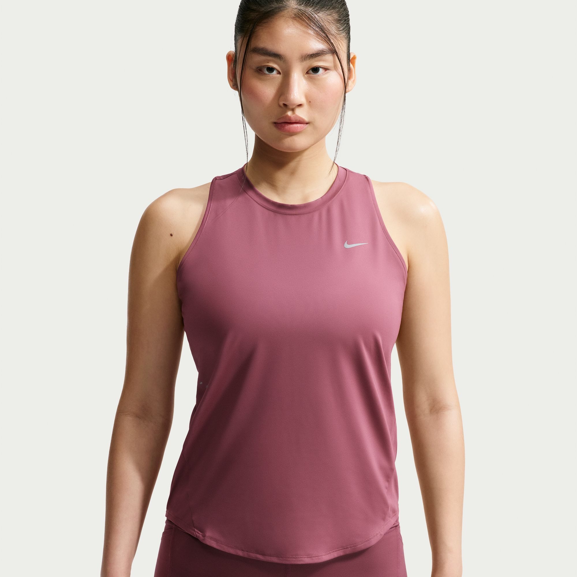 Nike Lauftop W NK SWIFT DF TANK STNDRD ärmelloses Design, leichtes Material, lockerer Schnitt