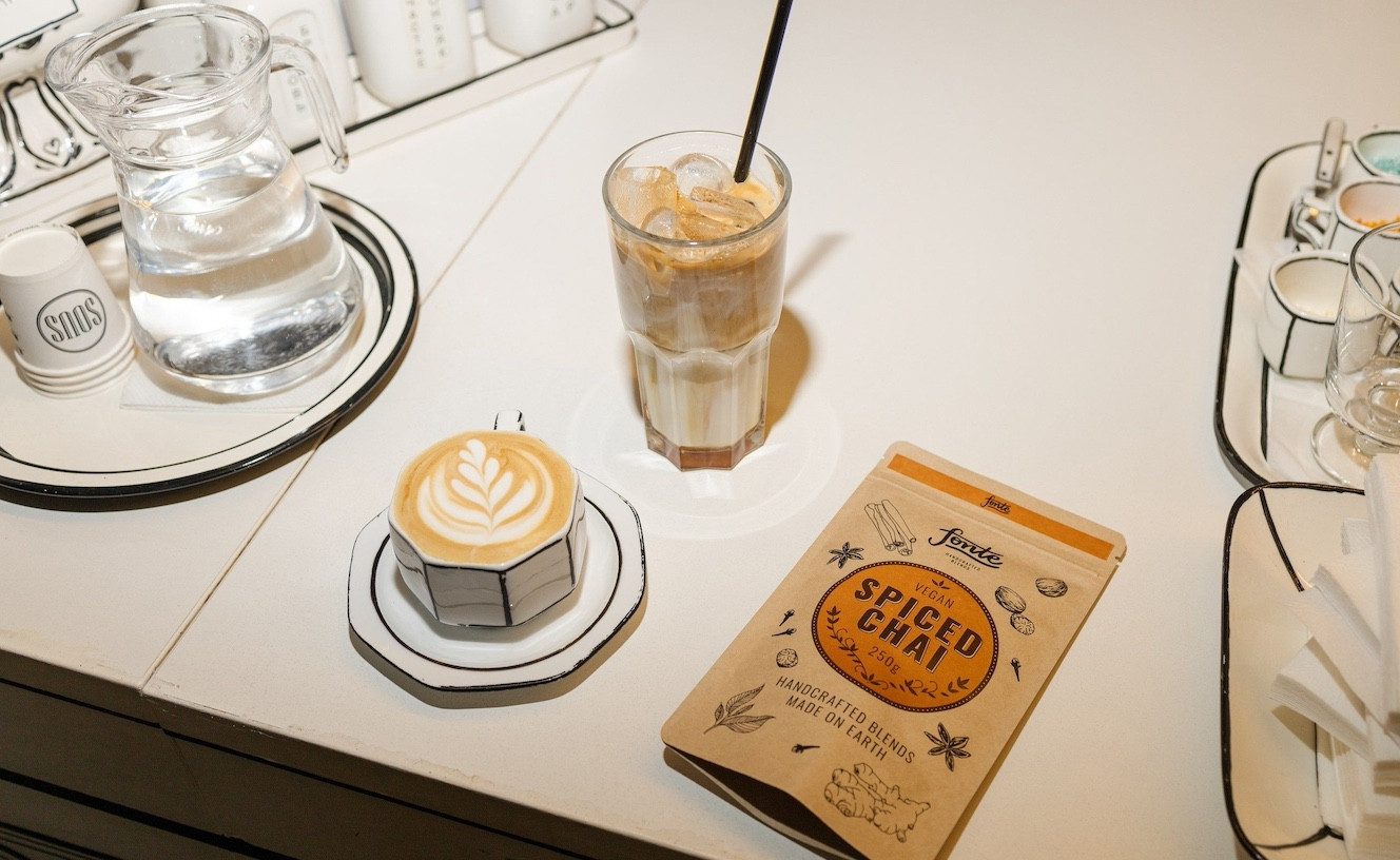 LK Trend & Style Tee Fonte Handcrafted Vegan Spiced Chai Tee Mischung, 1 x 250 g, (250g sind ca 12 Portionen, Ingwer und Zimt), Traditionelle Gewürzmischung mit Schwarztee