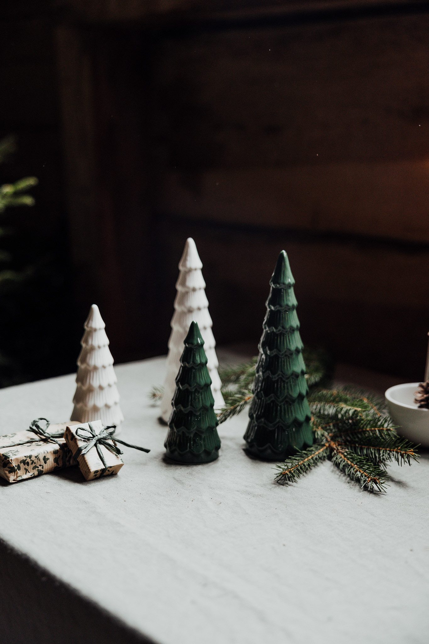 Storefactory Scandinavia Dekobaum Granbacken, Tannenbaum, Adventsdekoration aus Keramik, Dekofigur aus Steingut