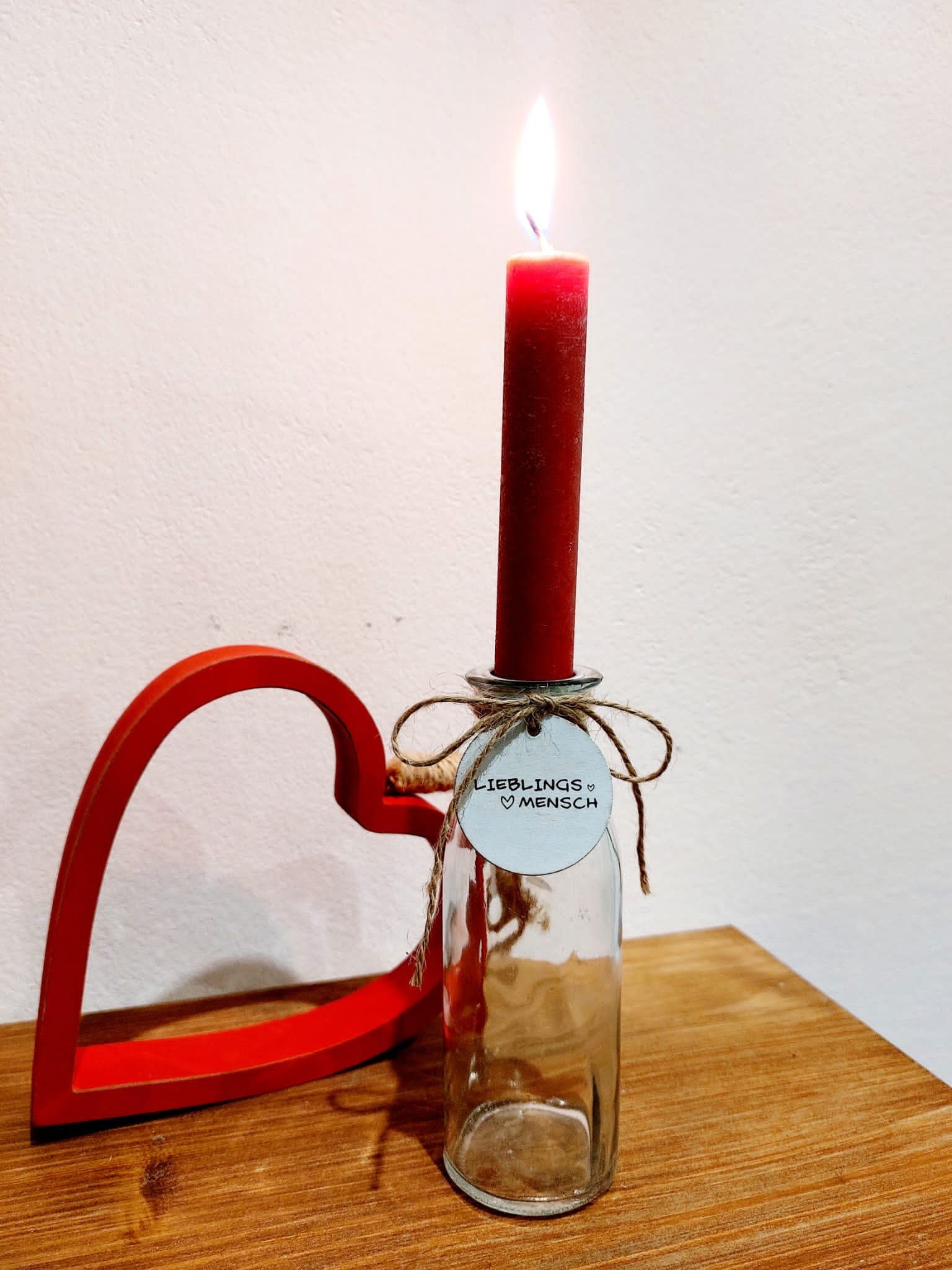 Friedrich Klocke GmbH Tafelkerze Valentinstag, Muttertag, Geburtstag Kerze  und Vase für Lieblingsmensch (4 teilig), rote Kerze, Kerzeneinsatz,  Glasvase und Holzanhänger