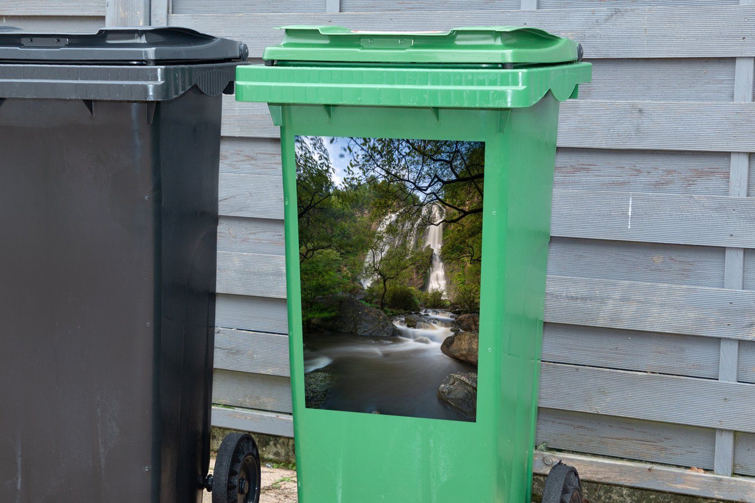 St), (1 Sticker, Wasserfall Container, Lan Klong Abfalbehälter Ein auf Mülltonne, den großen MuchoWow National Park toller Blick Wandsticker Mülleimer-aufkleber, im