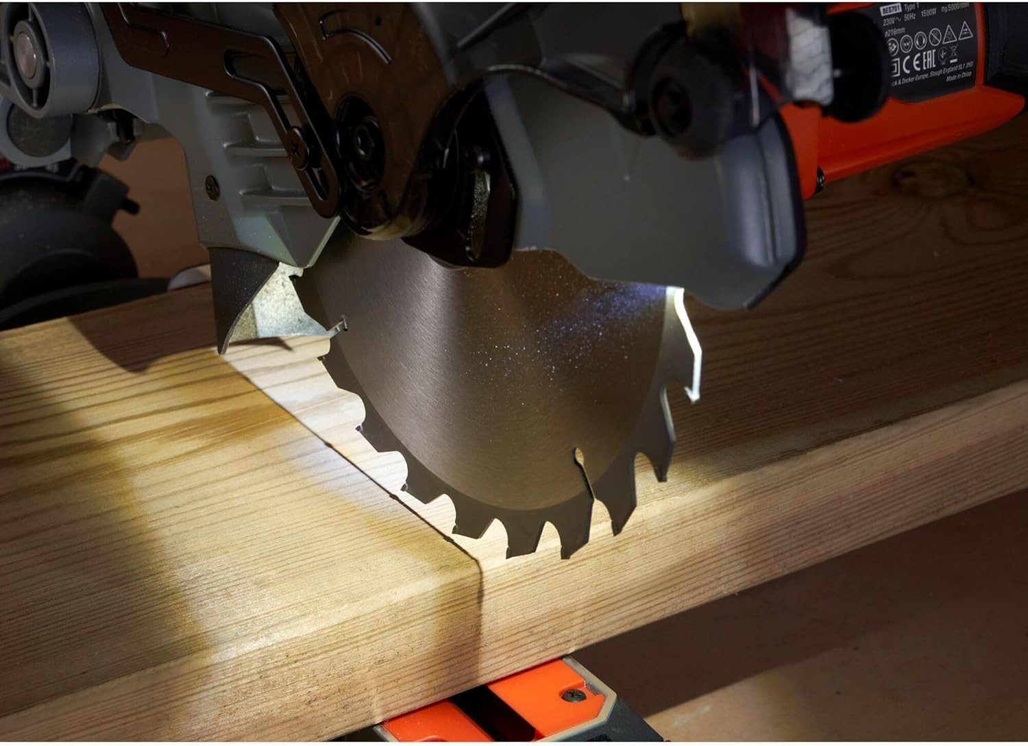 Black + Decker Gehrungssäge 1500 Watt Kapp-/Gehrungssäge (60mm Schnitttiefe, 120mm Schnittbreite), 1-St.