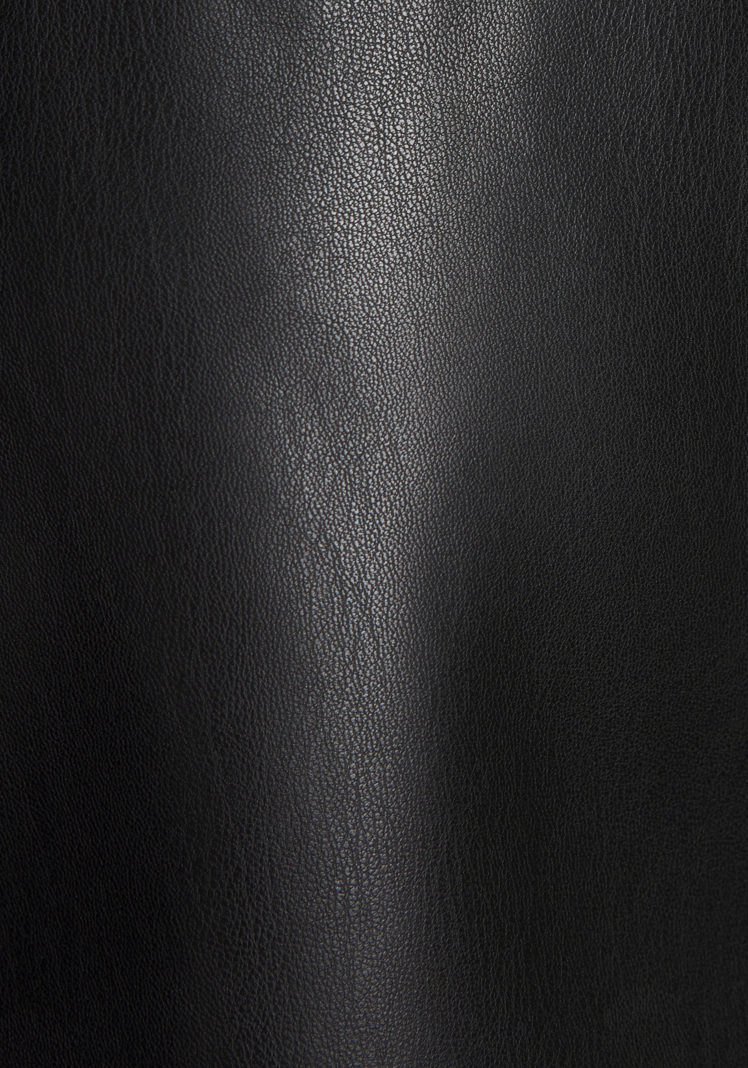 LASCANA Shorts (mit Gürtel) aus Lederimitat, Kunstleder Shorts, elegant, modisch