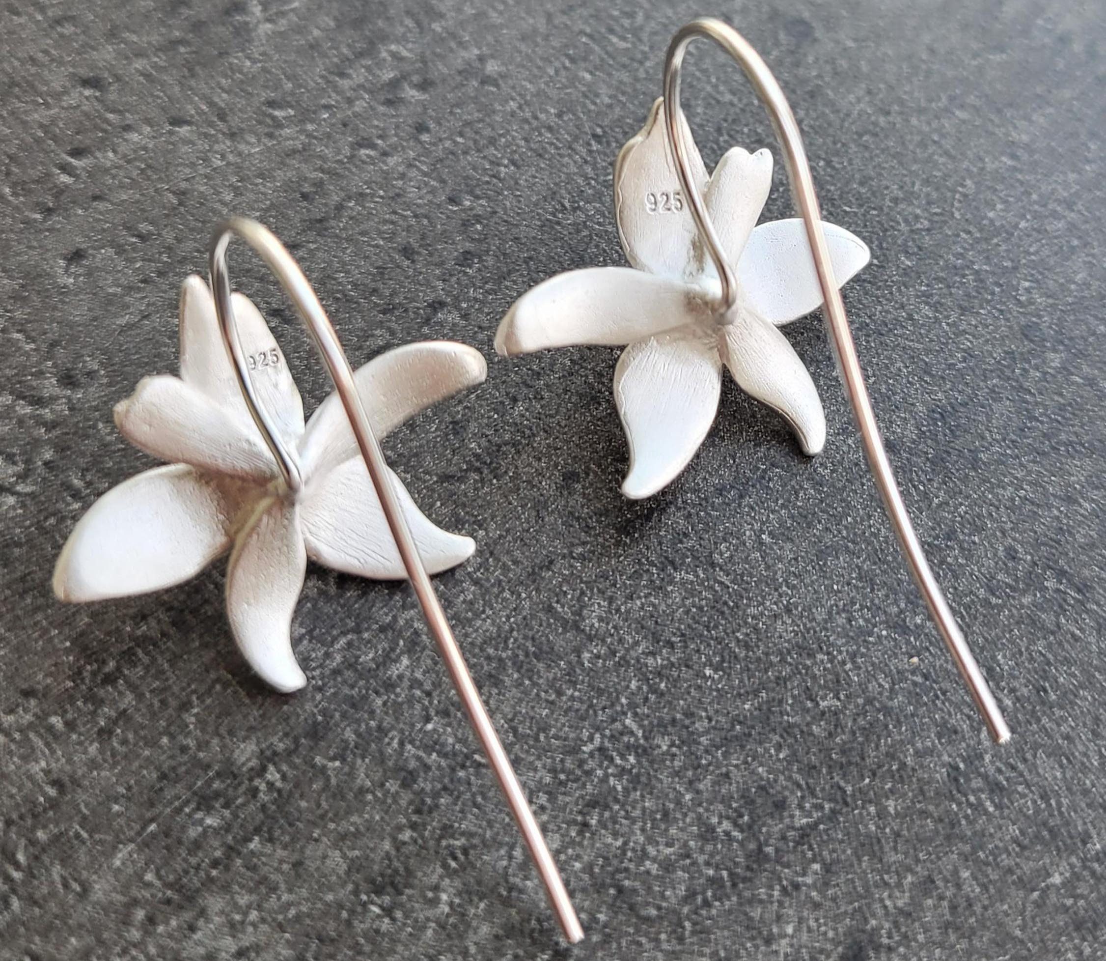 viva-adorno Paar Ohrhaken Damen Ohrringe Lilien Blüten Blumen, 925 Sterling Silber Ohrhänger matt