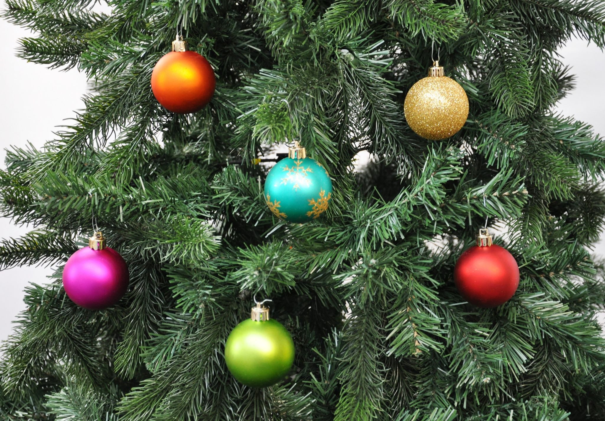 JACK Christbaumschmuck 64x Kunststoff Christbaumkugeln Ø 6cm Baum Kugeln inkl. Aufhänger, Mit praktischer Aufbewahrungsbox, Optik: matt / glänzend / glitzernd