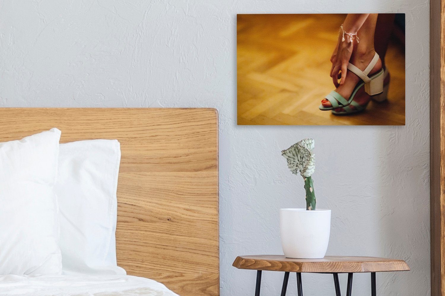 an, OneMillionCanvasses® Schuh Wandbild einen 30x20 St), Aufhängefertig, Frau mit zieht Leinwandbild Wanddeko, Absätzen (1 cm Leinwandbilder,