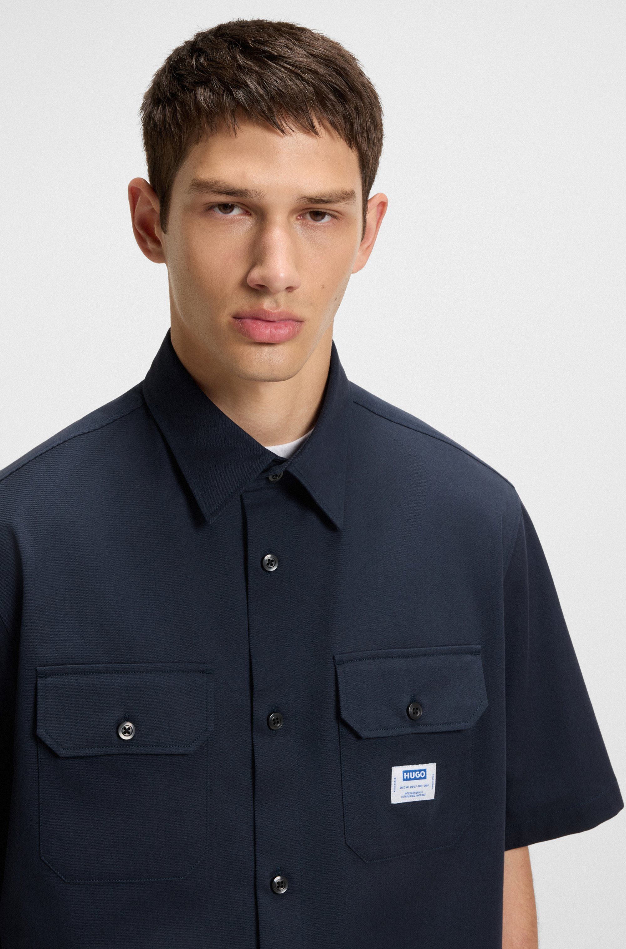 HUGO Blue Kurzarmhemd Ekyno mit kontrastfarbenem Logo-Badge auf der Brust günstig online kaufen