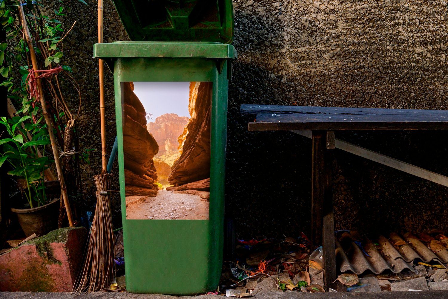 MuchoWow Wandsticker Mann Canyon Mülltonne, Container, St), durch Grand (1 den Sticker, Abfalbehälter Mülleimer-aufkleber, wandert