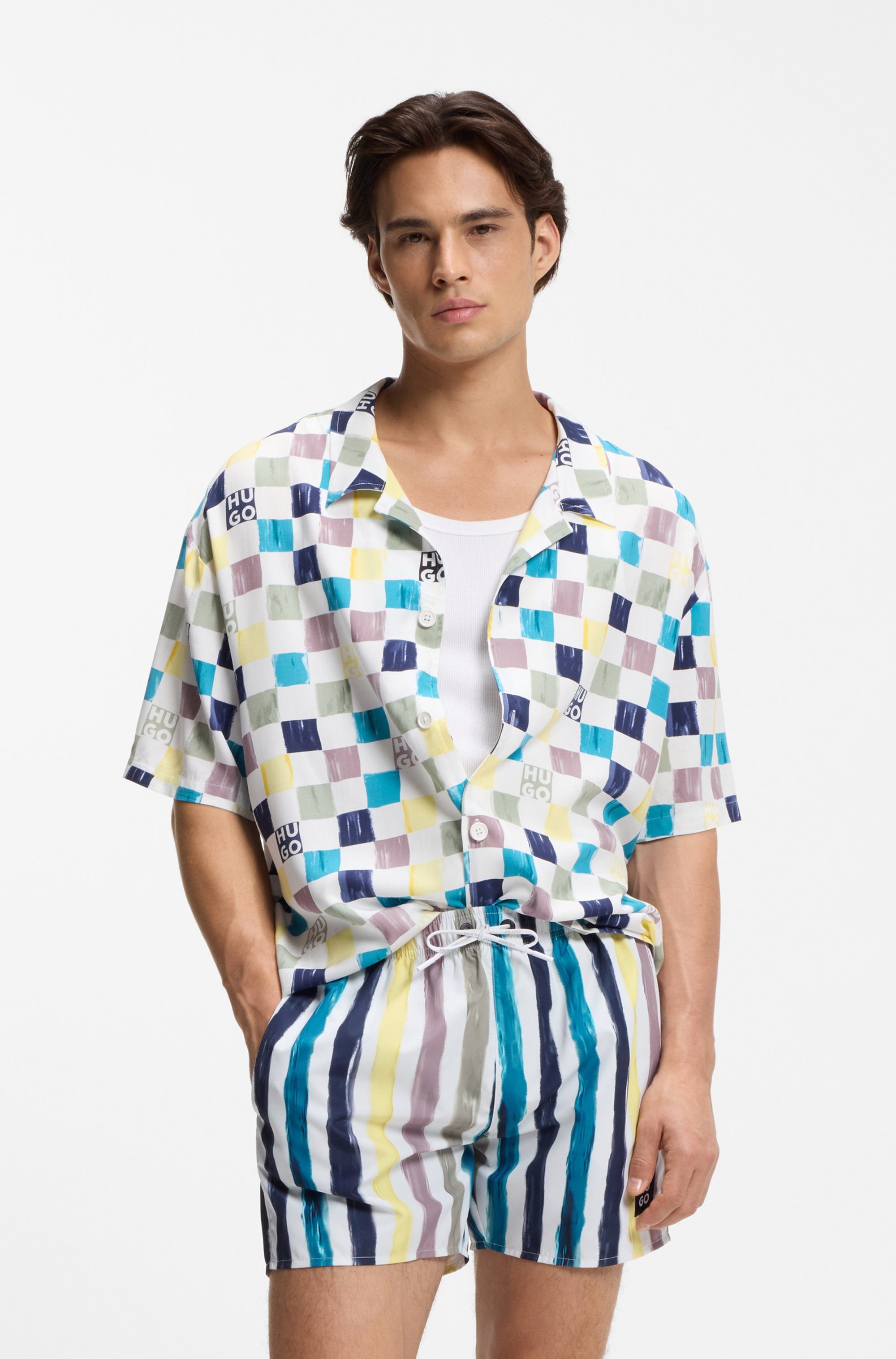 HUGO Badehose DINO mit Label-Detail, Streifen-Dessin