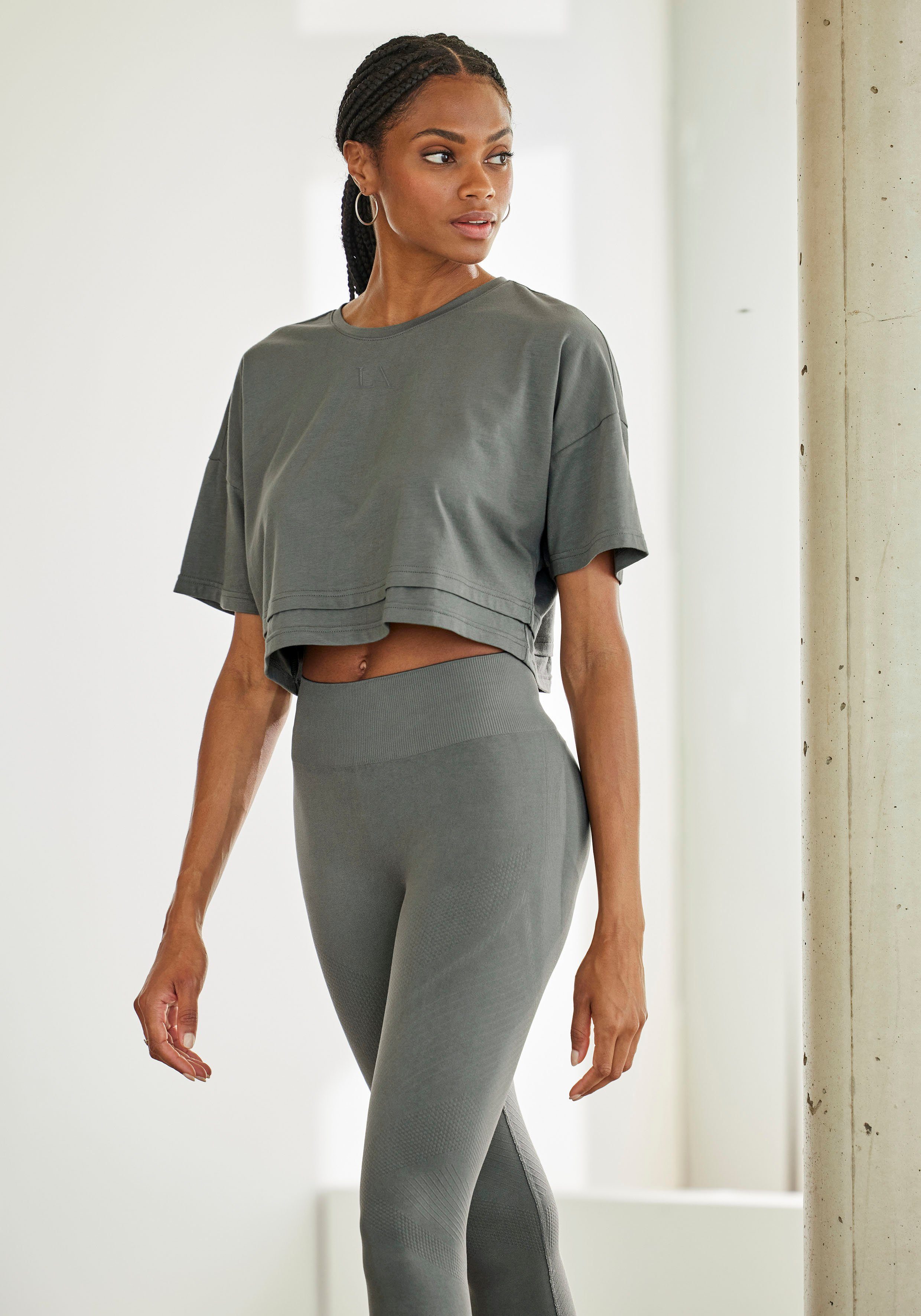 LASCANA Kurzarmshirt T-Shirt, weite Form mit Lagen-Look – Bild 3 von 5