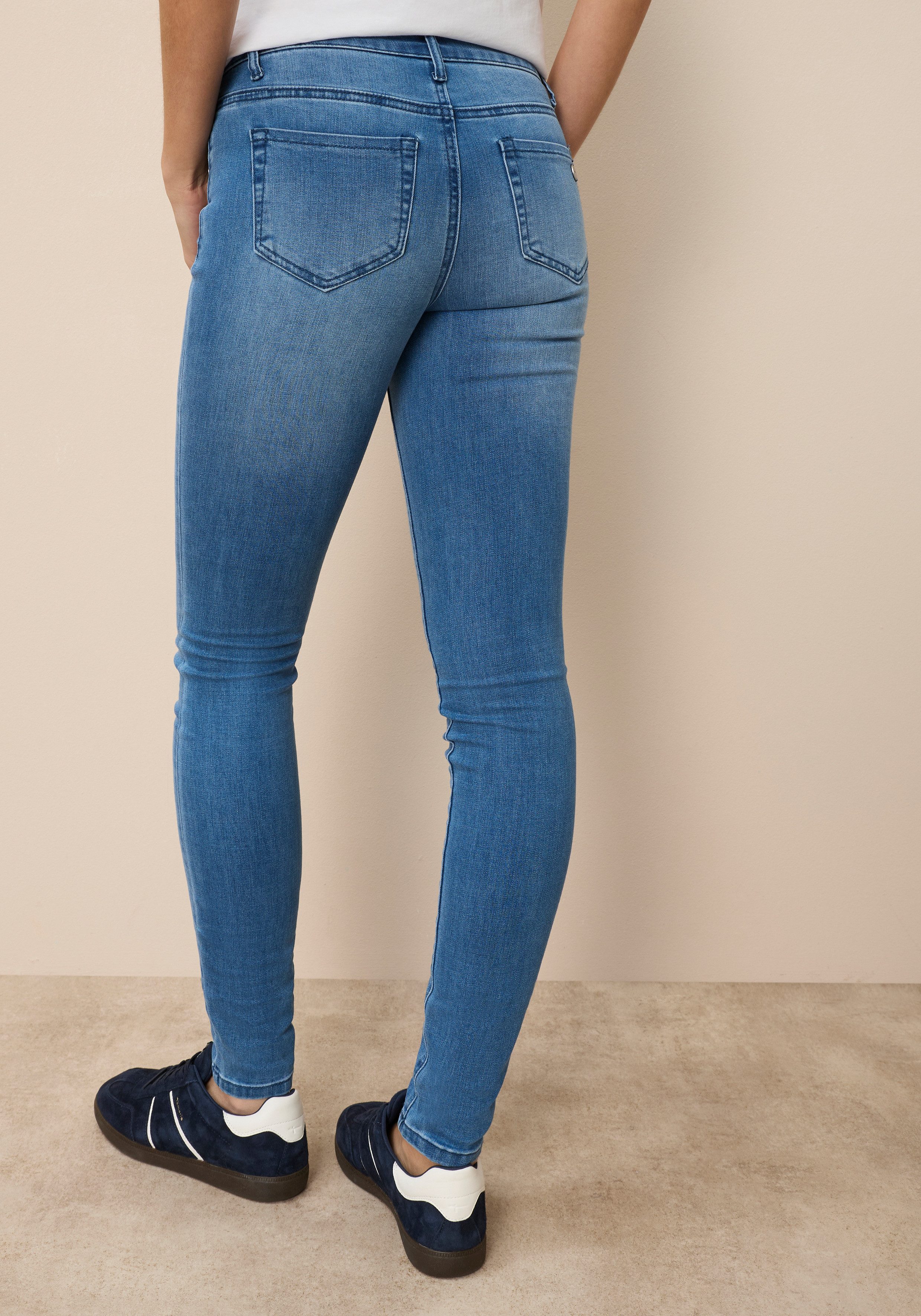 Tamaris Skinny-fit-Jeans aus bequemen Stretch-Denim schmale Beinweite, mit Gürtelschlaufenbund, mit Metallreißverschluss