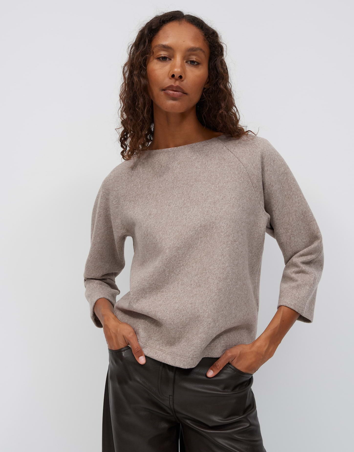 OPUS Sweatshirt Gusera aus pflegeleichtem Material Gerader Schnitt mit 3/4-Ärmeln und femininer U-Boot-Linie