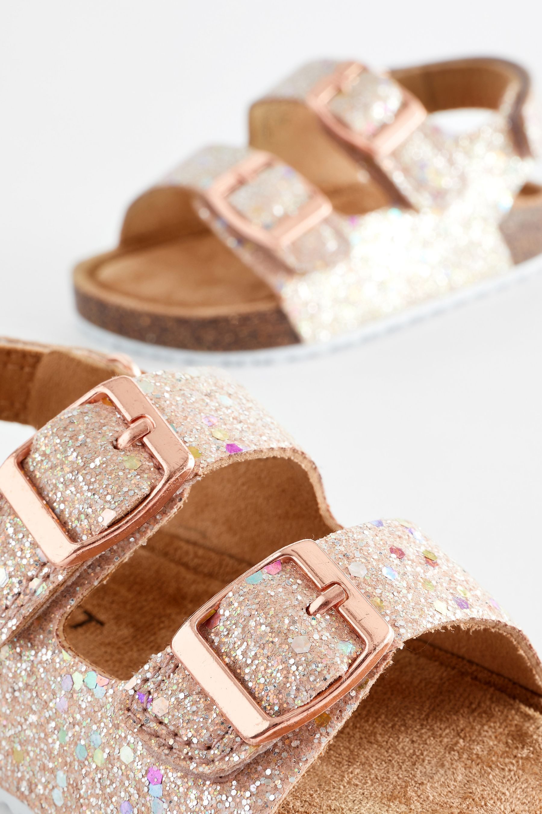 Next Sandalen mit zwei Riemen und Korkfußbett Sandale (1-tlg)
