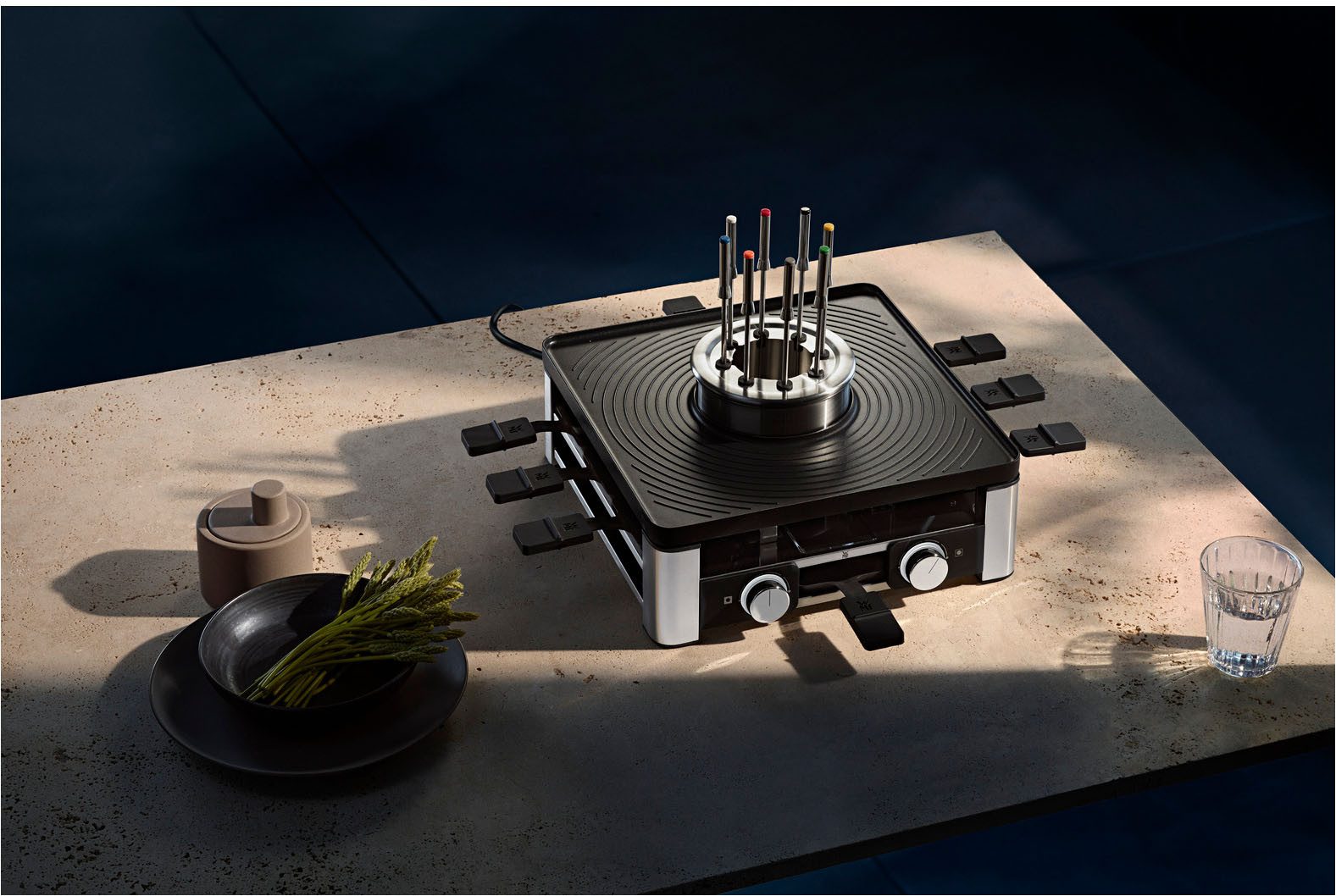 WMF Raclette Lumero Gourmet Station 3-in-1, Raclette, Fondue und Indoor-Grill, 8 Raclettepfännchen, 1800 W, spülmaschinengeeignete Pfännchen/Platte, Spritzschutz, LED-Beleuchtung