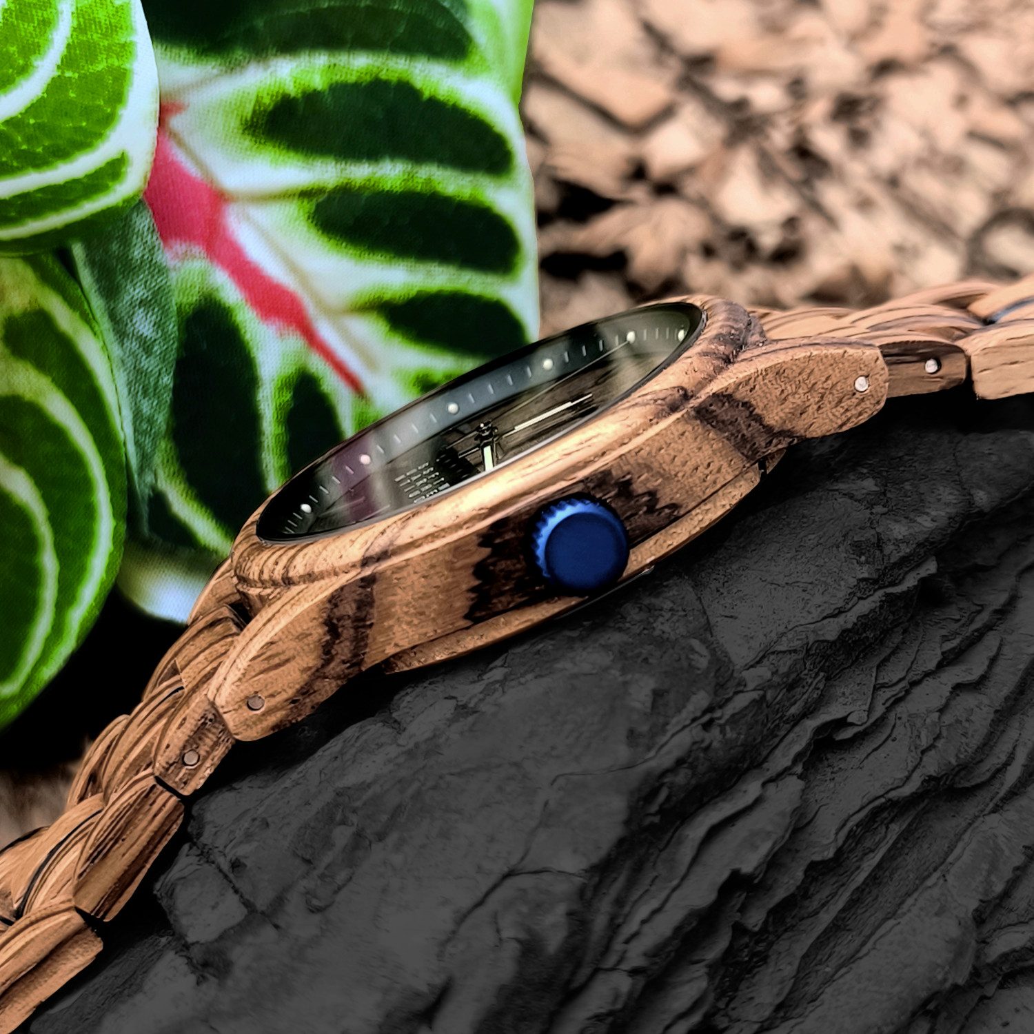 Holzwerk Quarzuhr KIEL Designer Holz Armbanduhr mit Datumsanzeige in Walnuss braun, blau KIEL