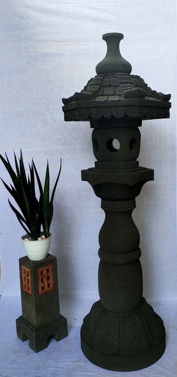Laterne echtem Laterne Naturprodukt. handgefertig. Gartenfigur IDYL Lavastein reines Lavastein Ein Kaiserpagoda, aus