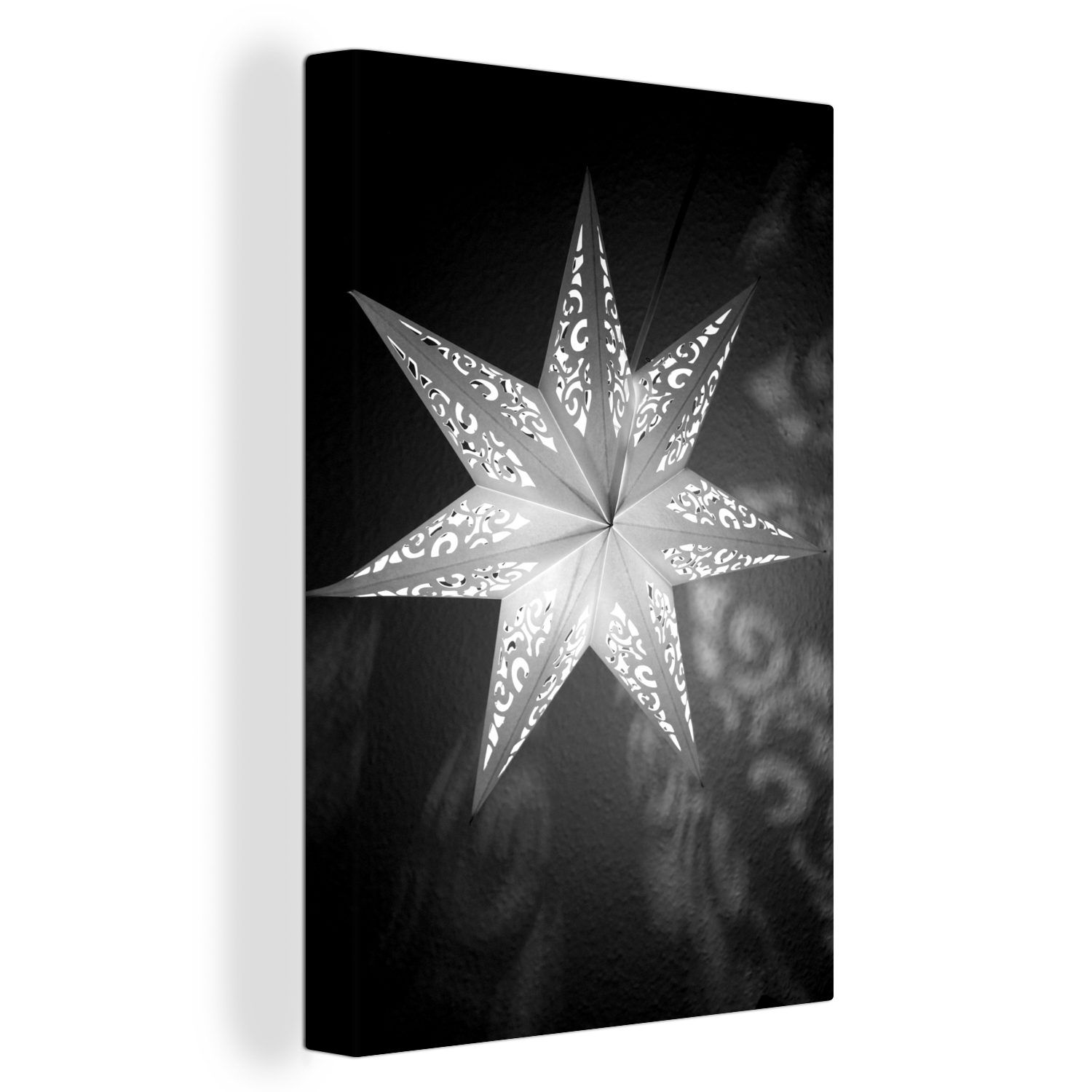 OneMillionCanvasses® Leinwandbild Ein beleuchteter Stern im Winter - schwarz und weiß, (1 St), Leinwandbild fertig bespannt inkl. Zackenaufhänger, Gemälde, 20x30 cm