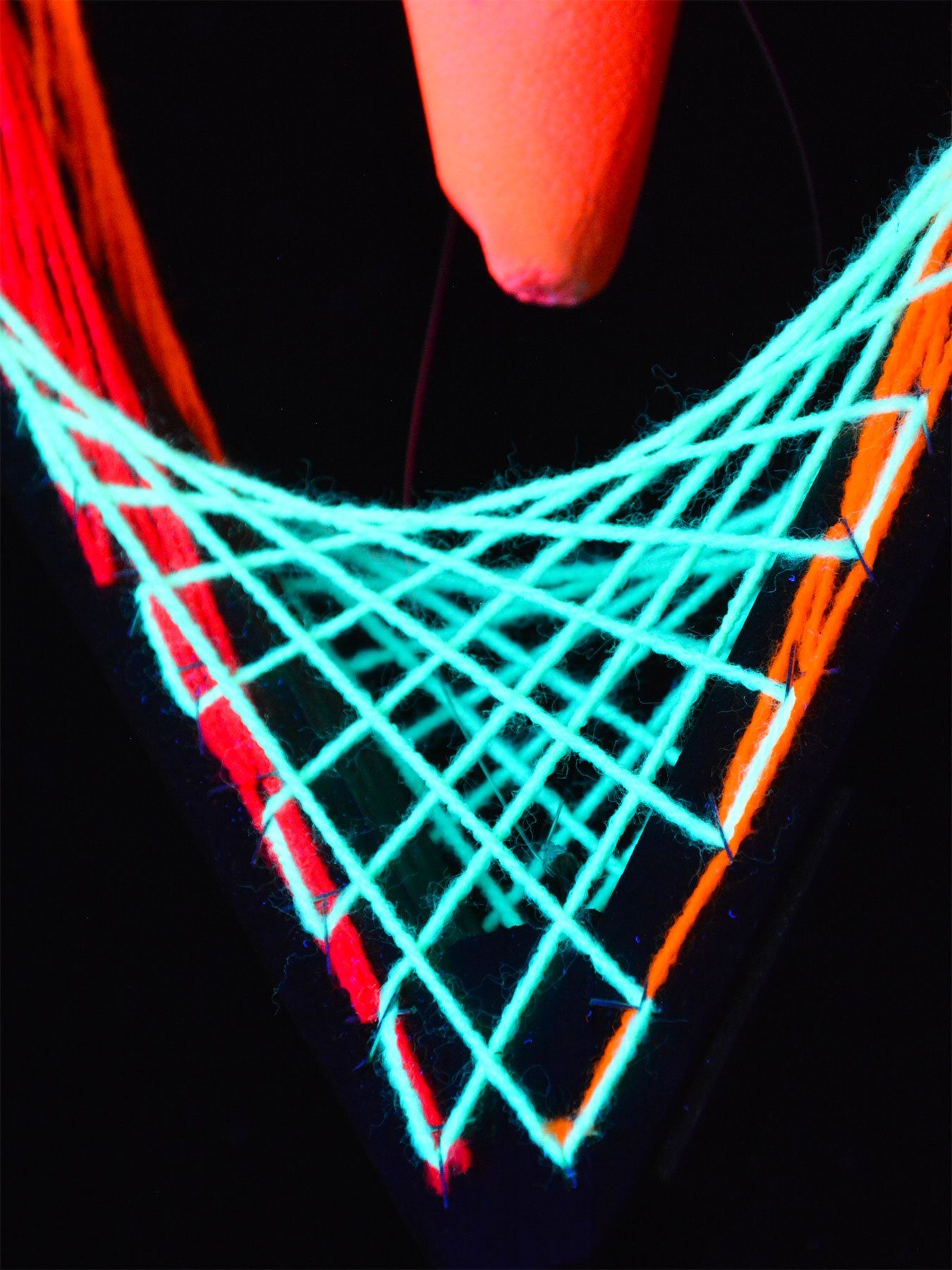 PSYWORK Dekoobjekt Schwarzlicht 2D StringArt leuchtet Schwarzlicht Cone", UV-aktiv, Neon unter Fadendeko 85cm, Raute "Invert