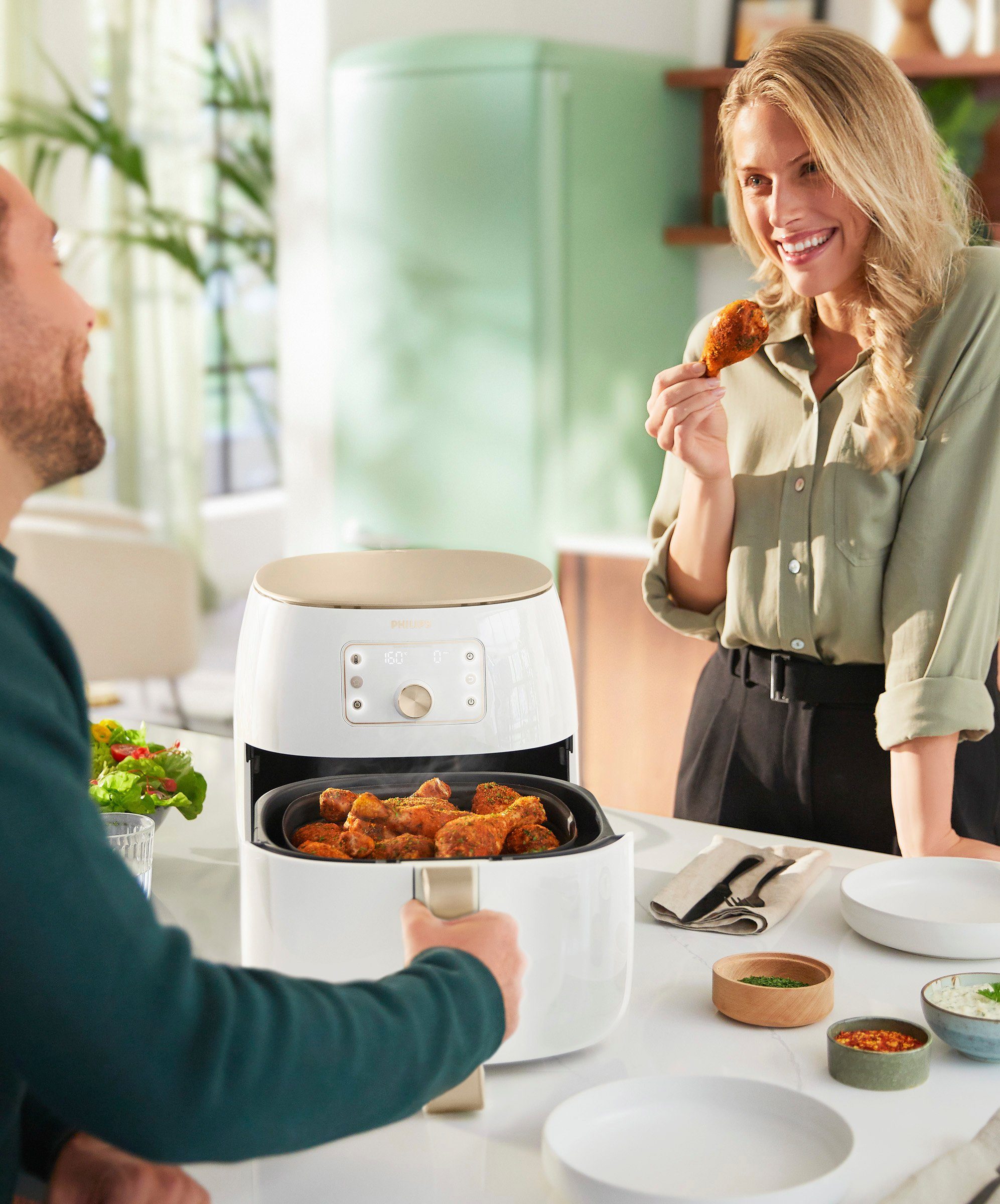 Philips Heißluftfritteuse HD9870/20 Airfryer Premium Smart Sensing XXL, Fassungsvermögen 1,4kg, weiß W, Technologie 2225