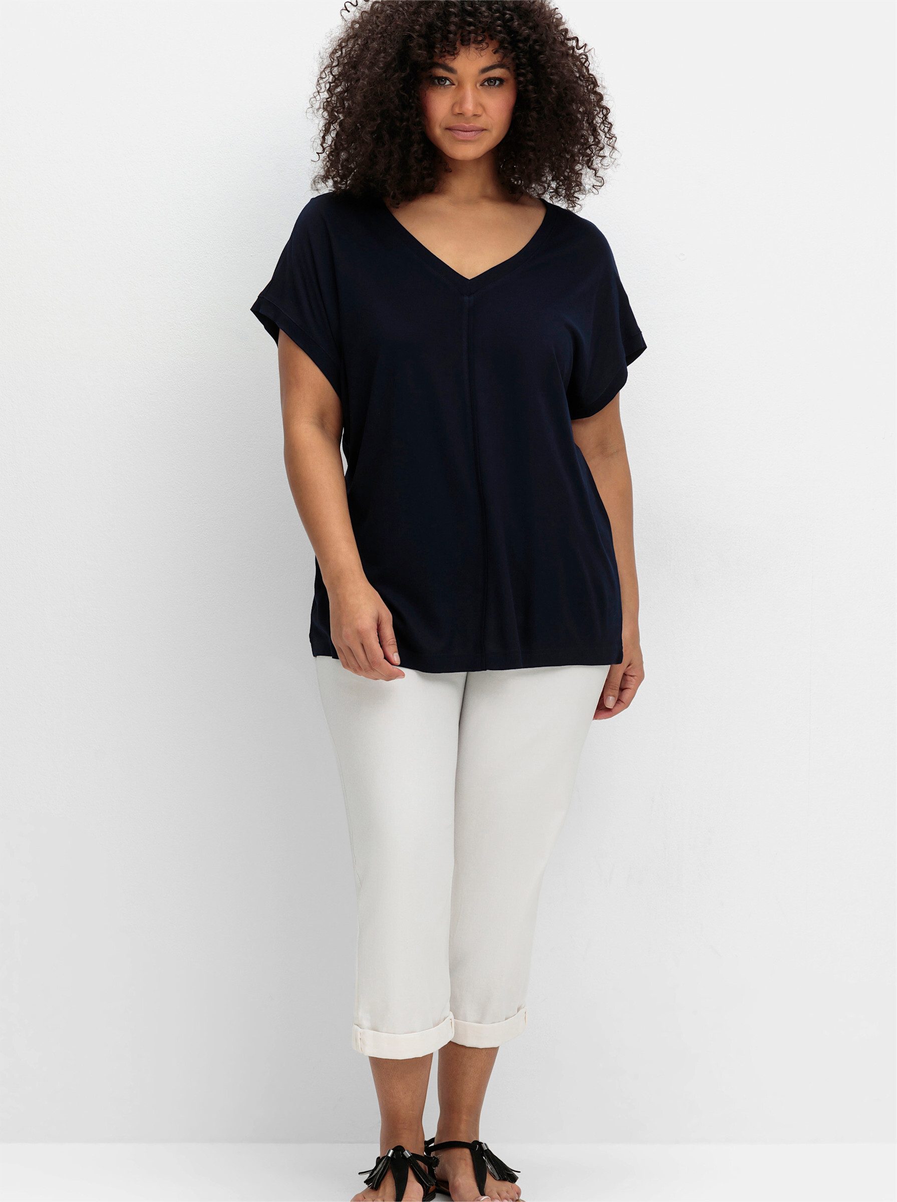 Sheego T-Shirt T-Shirt . mit V-Ausschnitt und Zierpaspel vorn günstig online kaufen