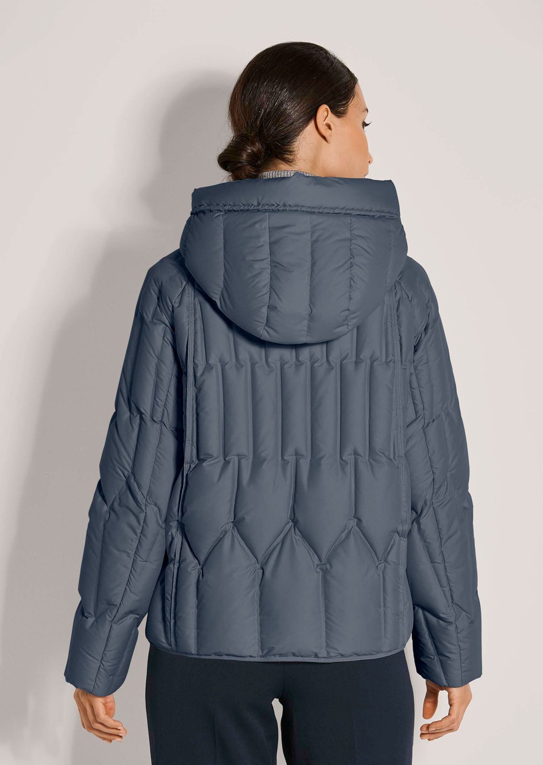 MADELEINE Outdoorjacke Elegante Winterjacke mit Daunenfüllung Daunenjacke mit Kapuze, verdeckte Knopfleiste, Stehkragen, Langarm