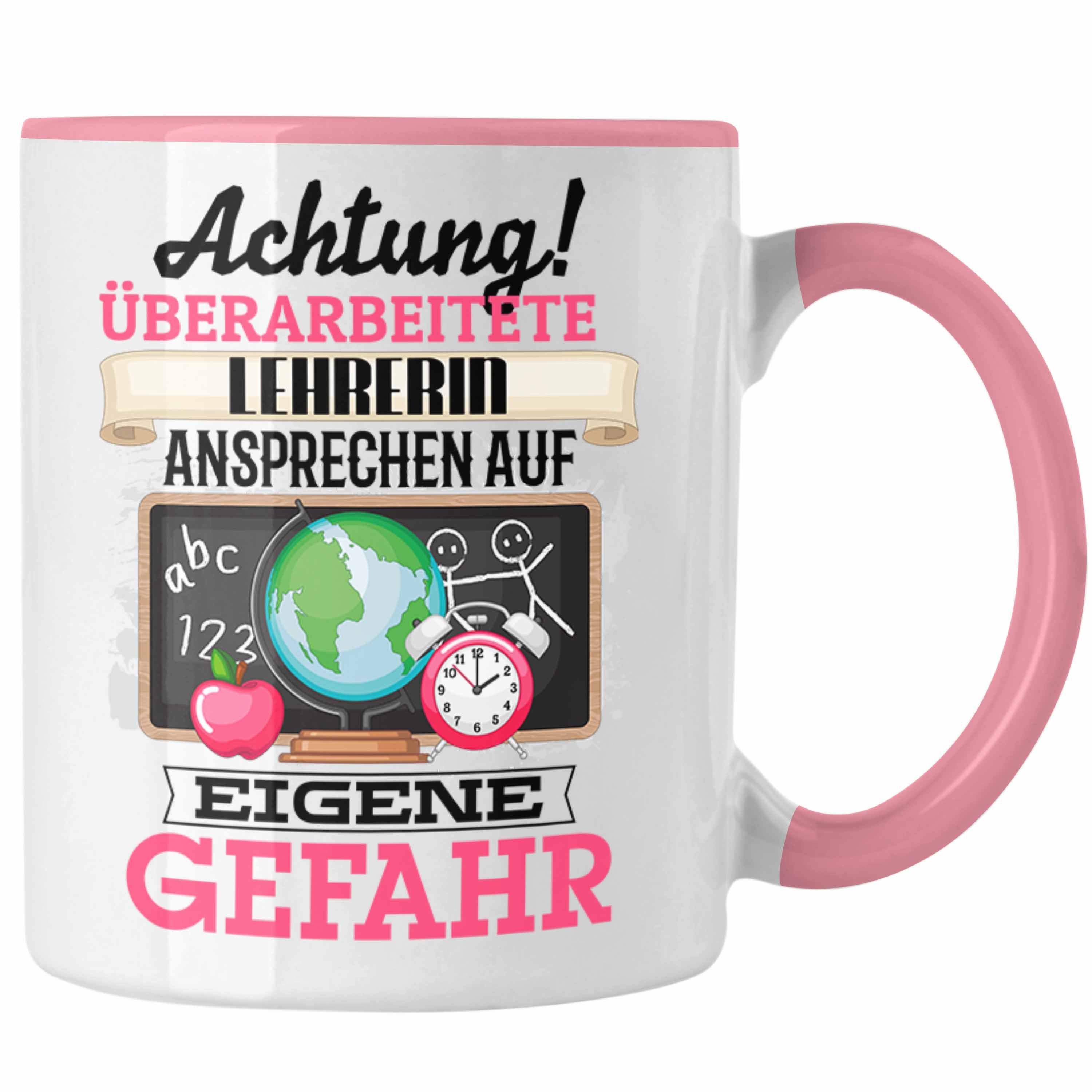 Trendation Tasse Lehrerin Tasse Geschenk Lustiger Spruch Geschenkidee Kaffeebecher für Rosa