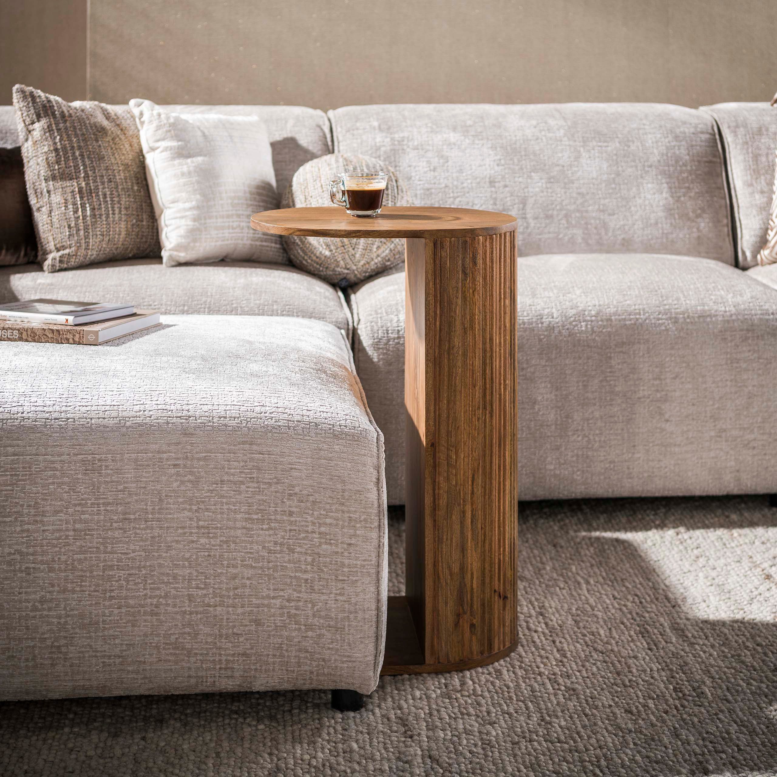 alesvelt Beistelltisch WAVE C-SHAPE Eleganter Sofa-Tisch aus Mangoholz im Lamellen-Design (1-Tisch), 35x45x70cm
