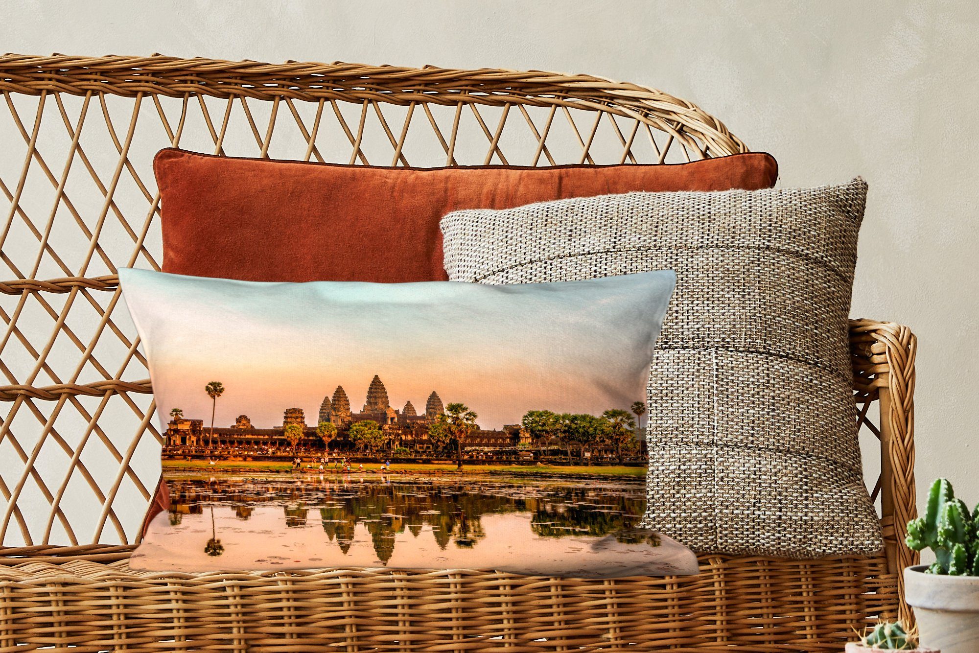 Zierkissen, mit Wohzimmer im Dekokissen Wat mit Wassers, Spiegelung MuchoWow Schlafzimmer Füllung, Dekoration, Sonnenuntergang des Dekokissen Angkor