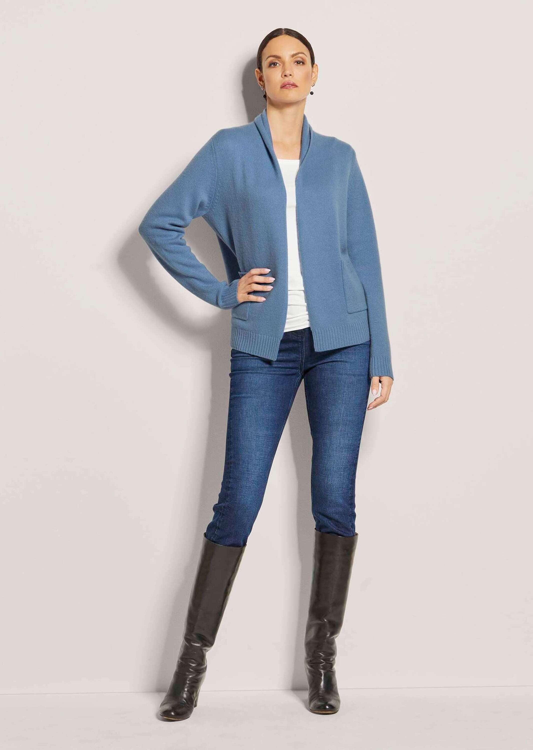 MADELEINE Strickjacke Verkürzte Schurwolljacke mit Stehkragen Kuschelige Schalkragenjacke aus reiner Wolle, Langarm