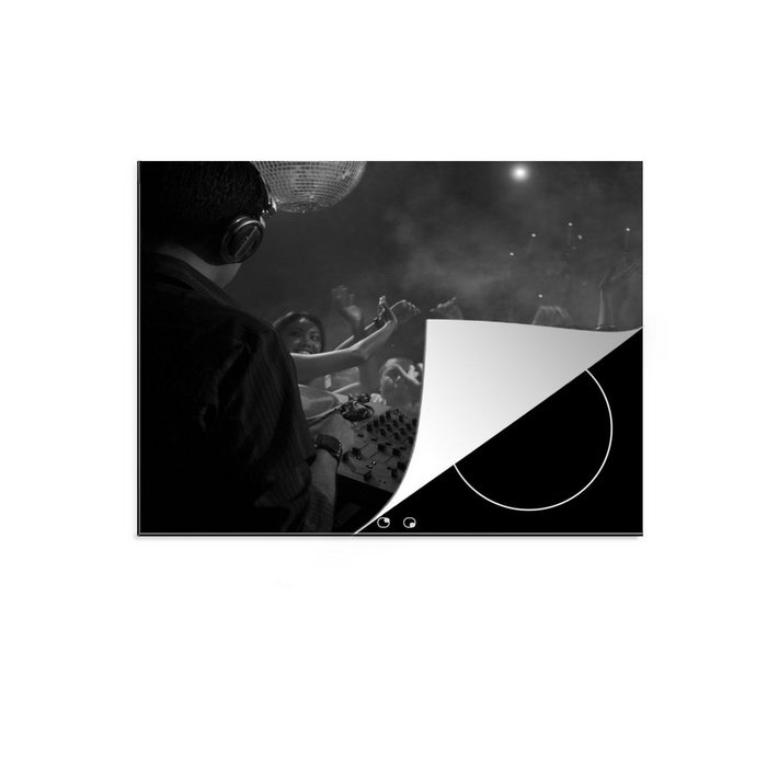 MuchoWow Herdblende-/Abdeckplatte Ein DJ in einem Nachtclub mit tanzenden Menschen - schwarz und weiß Vinyl (1 tlg) Mobile Arbeitsfläche nutzbar Ceranfeldabdeckung