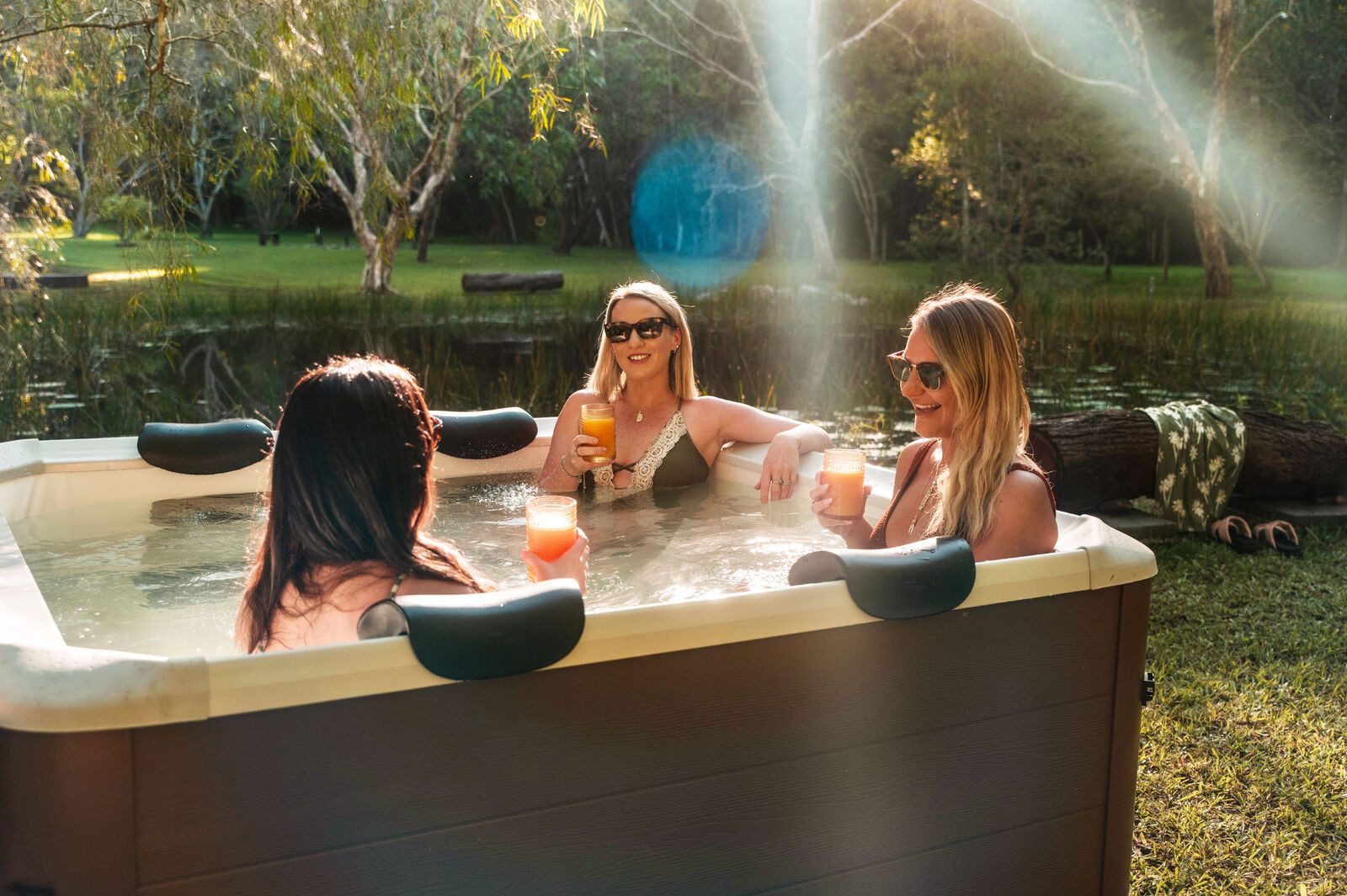 mSpa Whirlpool Oslo Amber AERO PLUS XXL 180 x 180 x 65 cm Ganzjährig Outdoor Pool, Stecksystem mit Einlageplane, inkl. LED, UVC+, WiFi, App-Steuerung, 6 Personen