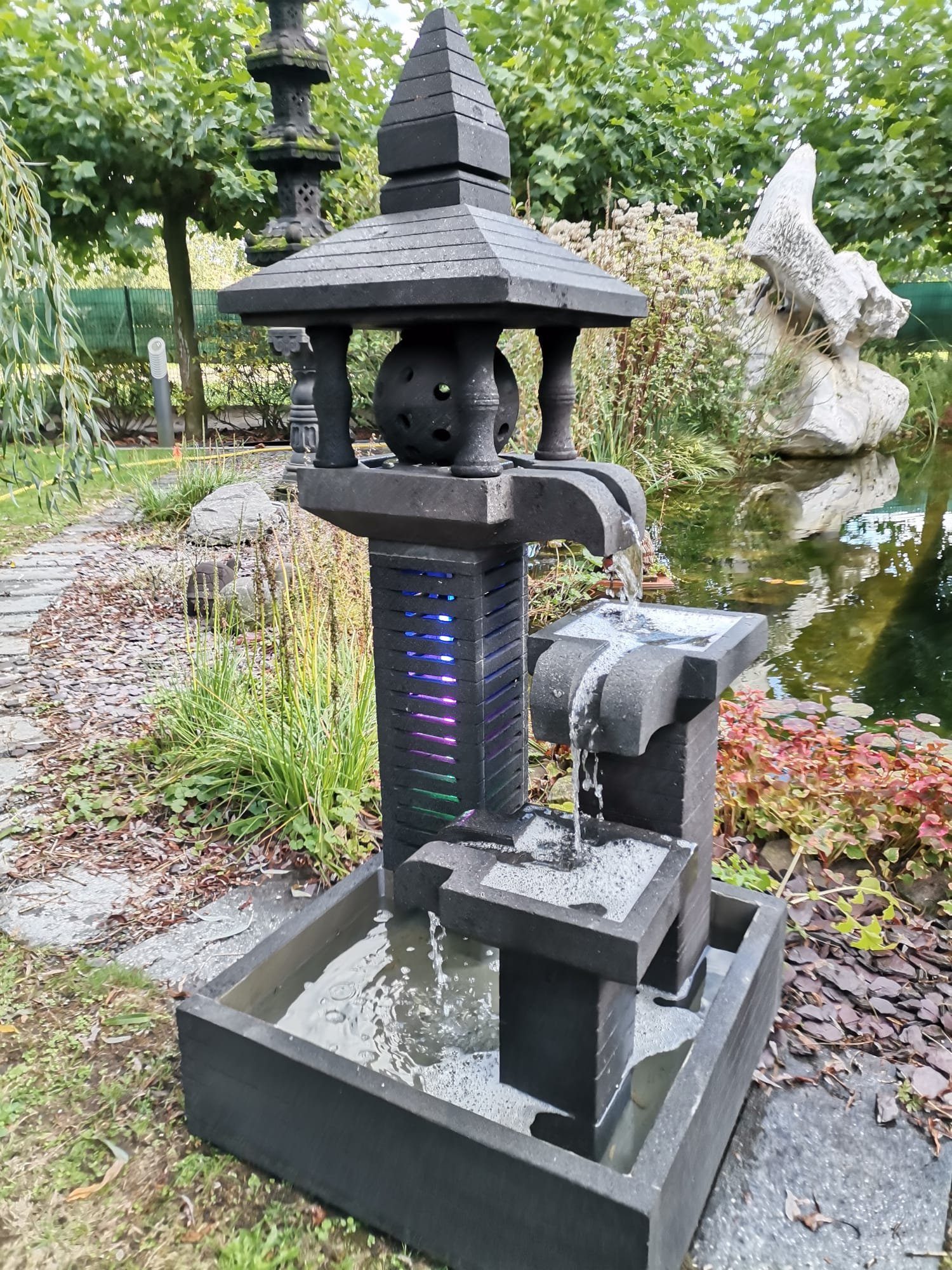 IDYL Gartenbrunnen Lavastein Brunnen Wasserspiel mit Beleuchtung