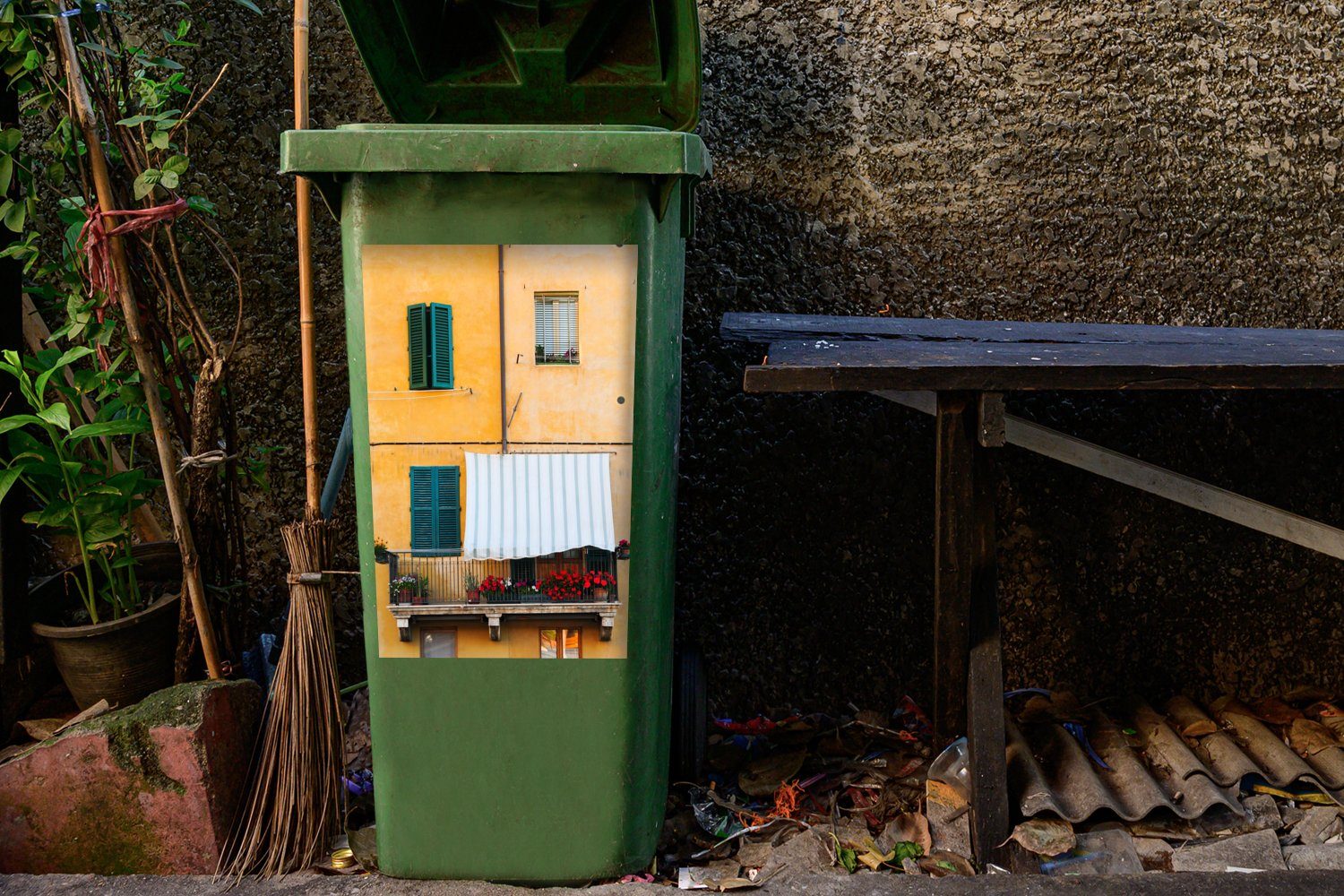Fenster Fensterläden MuchoWow (1 einem St), Italienische Mülltonne, Sticker, Mülleimer-aufkleber, Abfalbehälter Balkon und Wandsticker Container, mit