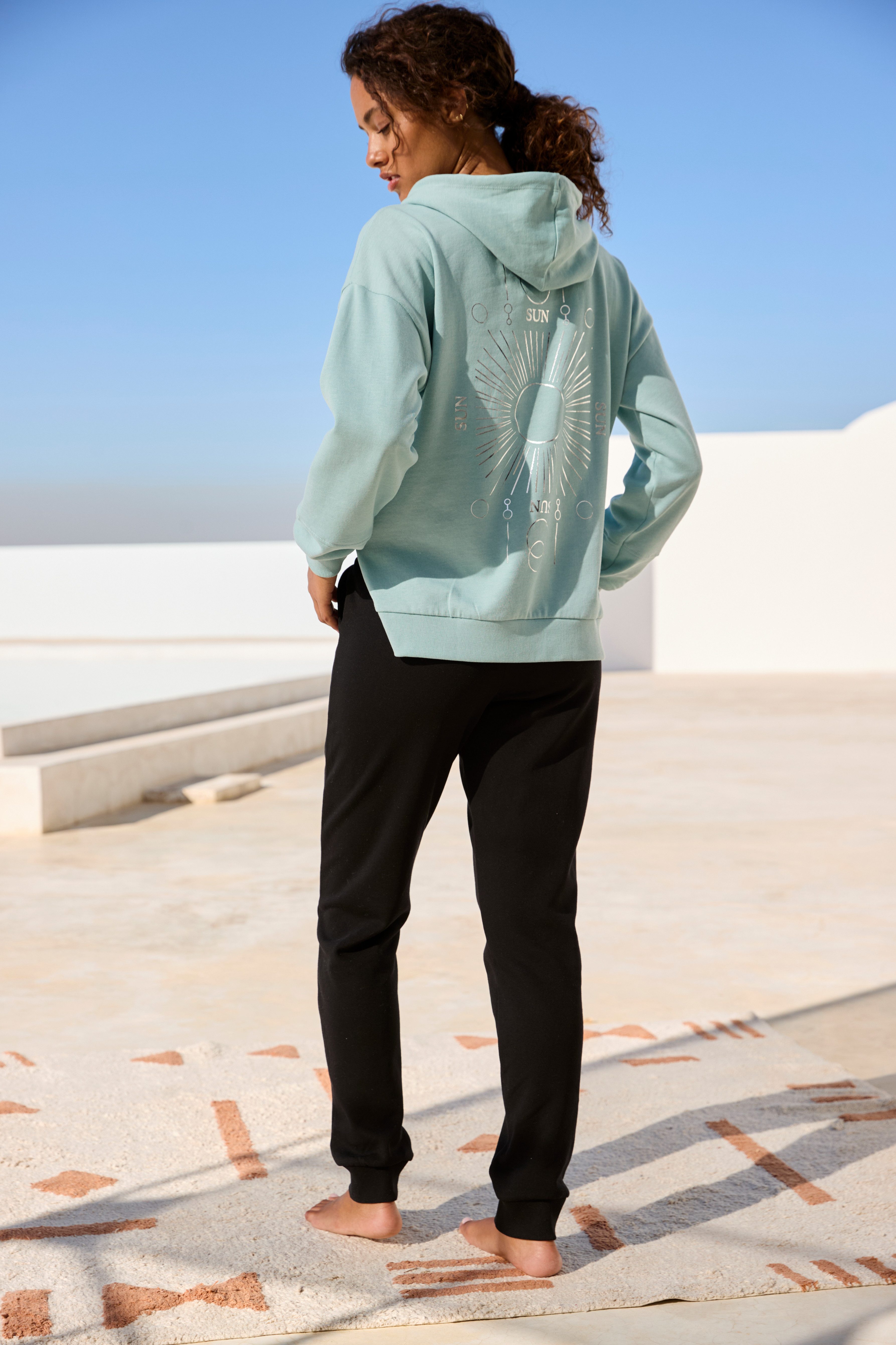 Buffalo Hoodie Kapuzensweatshirt mit großem Rückenprint- mit Glanz-Effekt, Loungewear