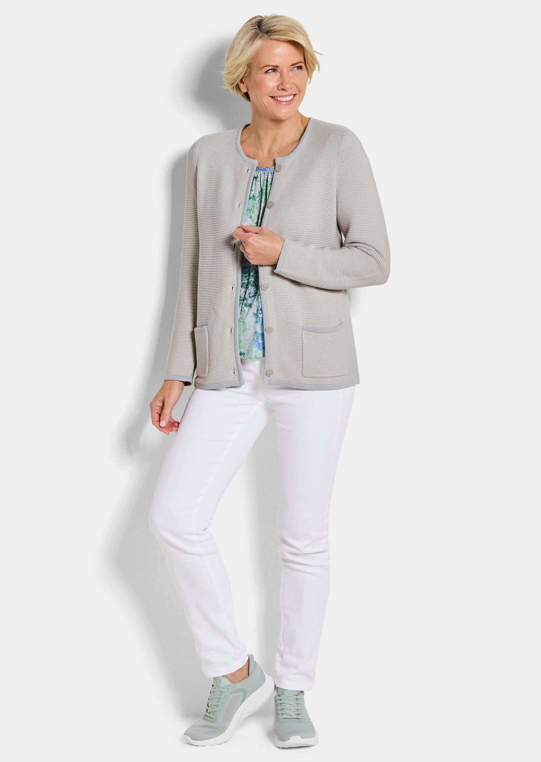 GOLDNER Strickjacke Kurzgröße: Elegante Strickjacke mit Taschen Strukturjacke mit Rundhals, Knopfleiste, Taschen und Langarm