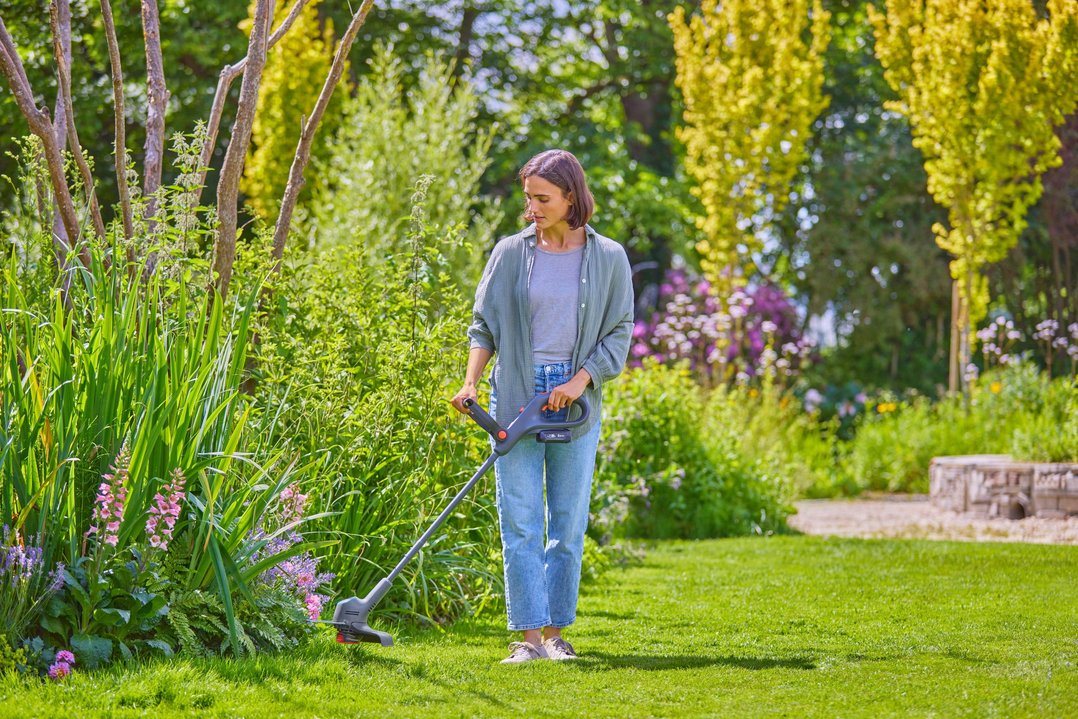 GARDENA Akku-Rasentrimmer EasyTrim 25/18V P4A Ready-To-Use Set, 25 cm Arbeitsbreite Messer, inkl. Akku und Ladegerät