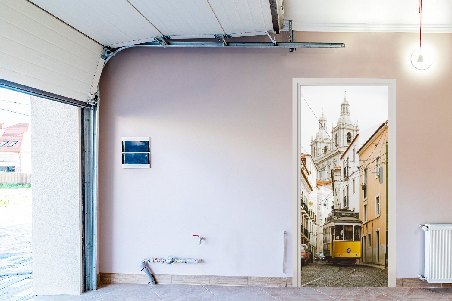 bedruckt, Türtapete Die Straßenbahn Tür, MuchoWow berühmte Matt, (1 fährt Türaufkleber, cm gelbe Lissabon, durch St), für Fototapete 75x205