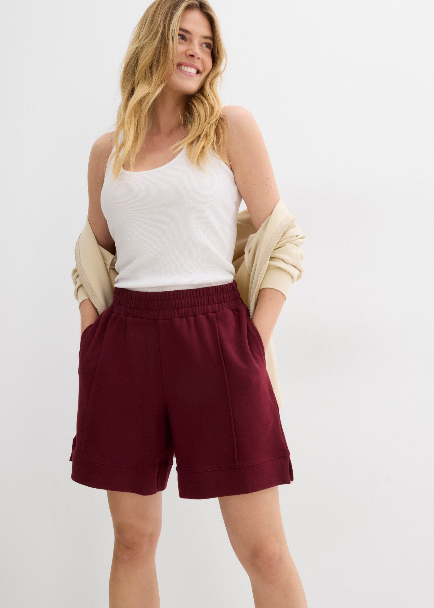 bonprix Sweatshorts aus Baumwolle und Polyester, hochgeschnittener, elastischer Bund – Bild 5 von 5