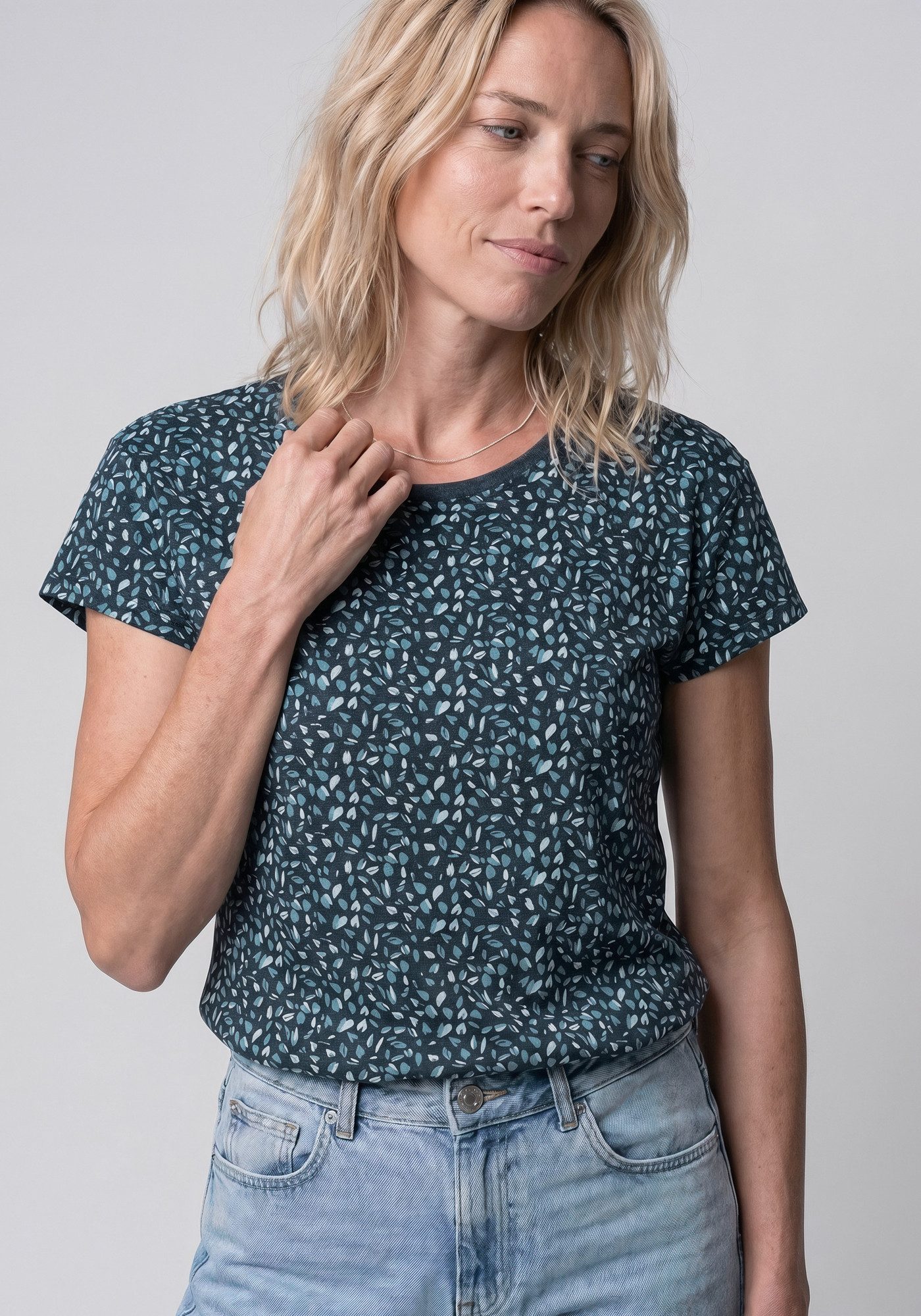 Alife & Kickin Rundhalsshirt FelinaAK B modisches Basic-Shirt mit Rundhals-Ausschnitt, rundem Saum und allover – Bild 2 von 5