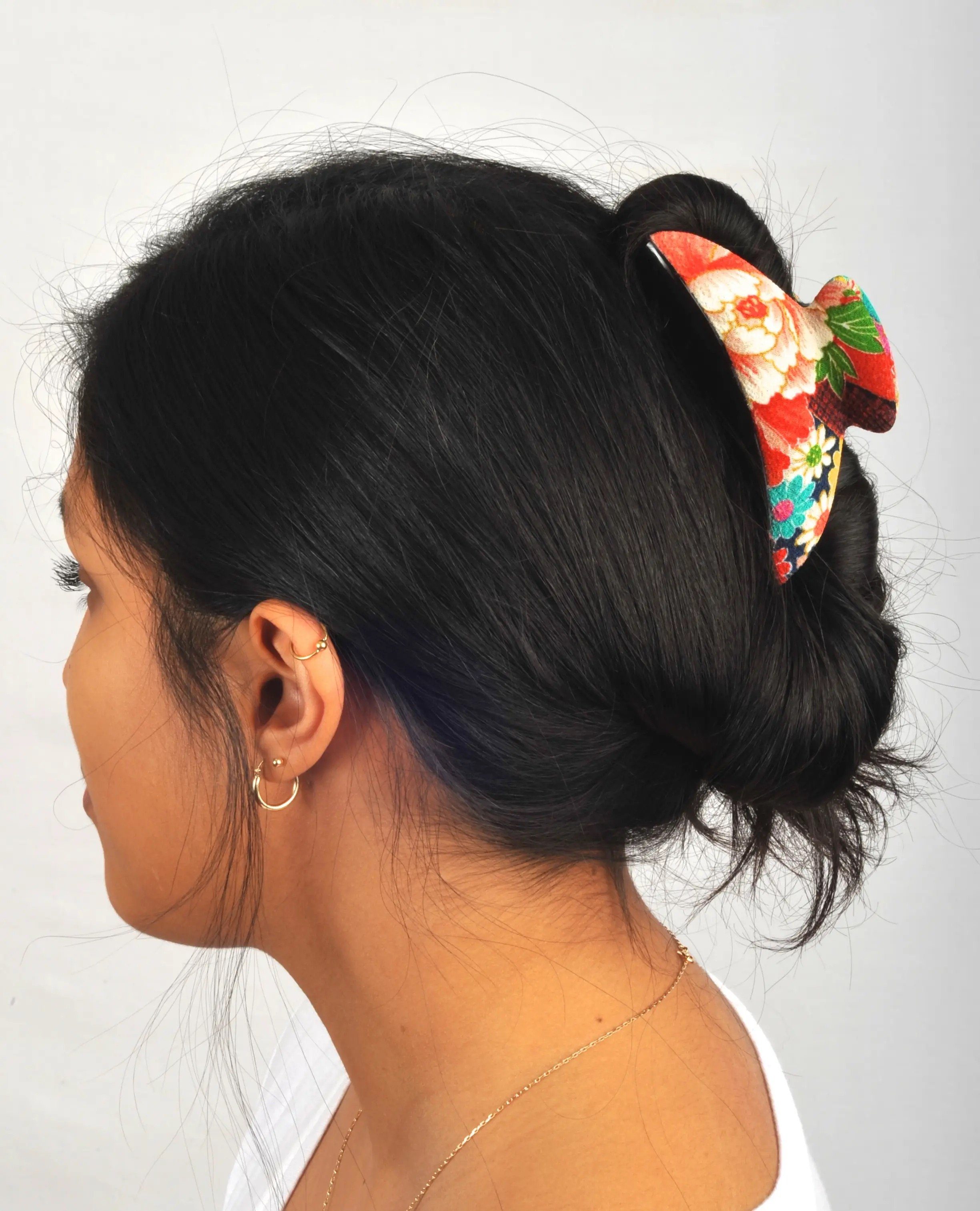 LK Trend & nach etwas Muster Je Unikat. Haarclip Haarspange mit Stoffes floralem Festival Besonderes, Muster blau Frisur, kann das die des variieren, ganz Ausschnitt für Style