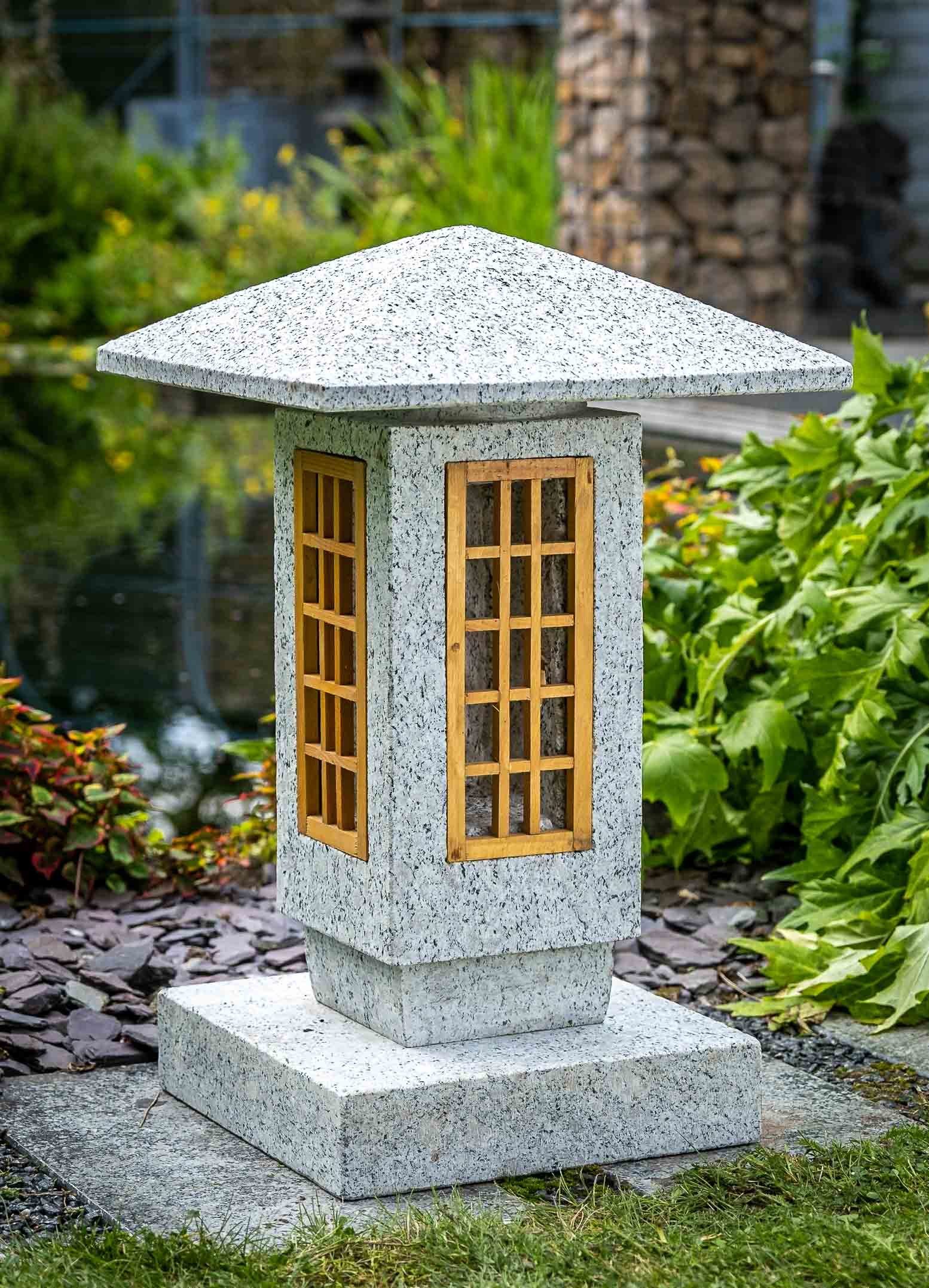 IDYL Gartenfigur Granitlaterne Sosukua mit Naturprodukt UV-Strahlung. gegen robust sehr Granitstein Regen – Holzfenster, und ein witterungsbeständig – Frost