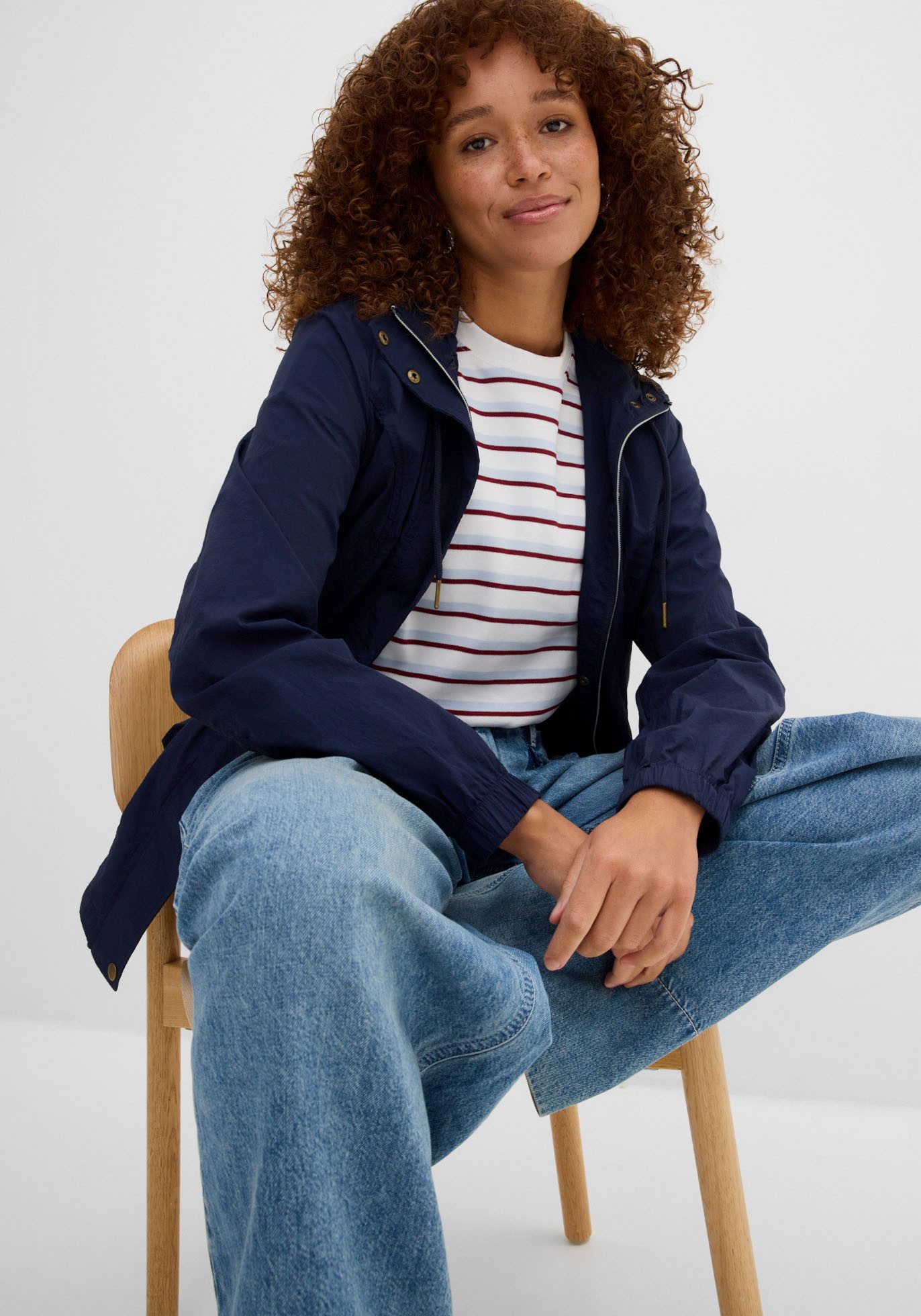 bonprix Allwetterjacke sportlicher Stil, leichter Parka mit Kapuze, mit seitlichen Taschen – Bild 4 von 5