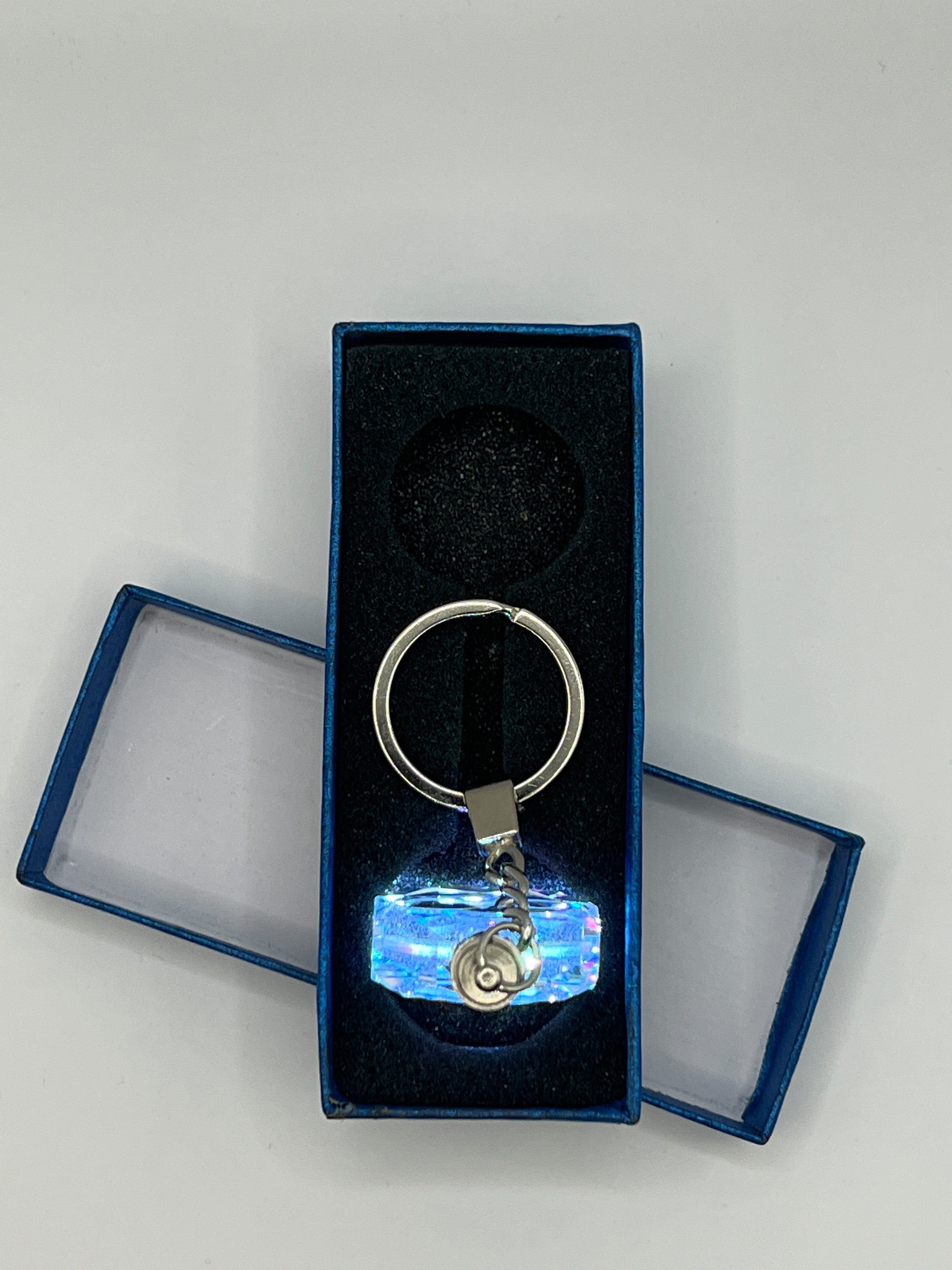 Stelby Schlüsselanhänger Schlüsselanhänger Unendlichkeit A – Infinity Geschenk für Partner (inklusive blauer Geschenkbox), Farbwechsel, transparent, modernes Design