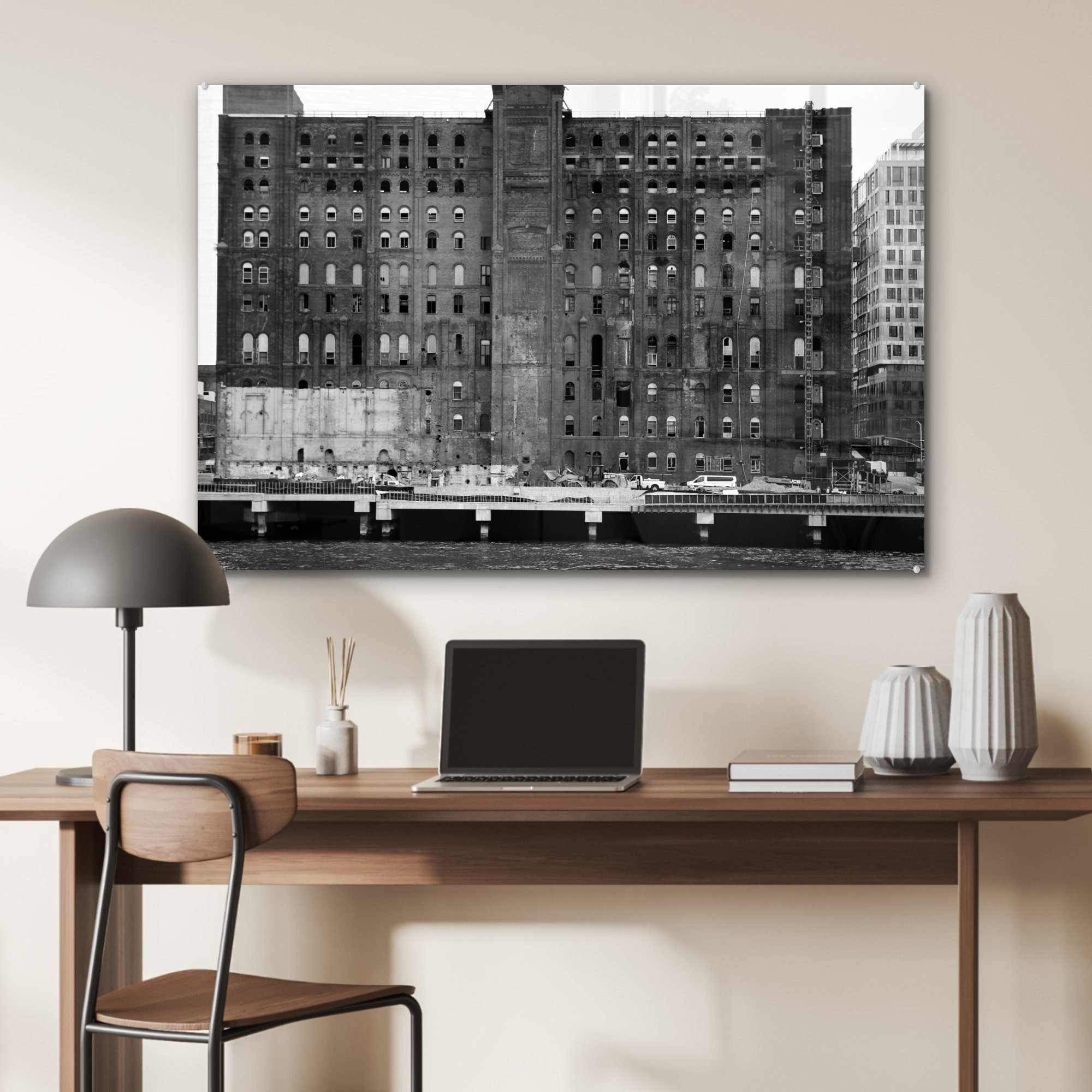 schwarz in Schlafzimmer weiß, Verlassenes Acrylglasbild New & Gebäude - MuchoWow Wohnzimmer und Acrylglasbilder (1 St), York