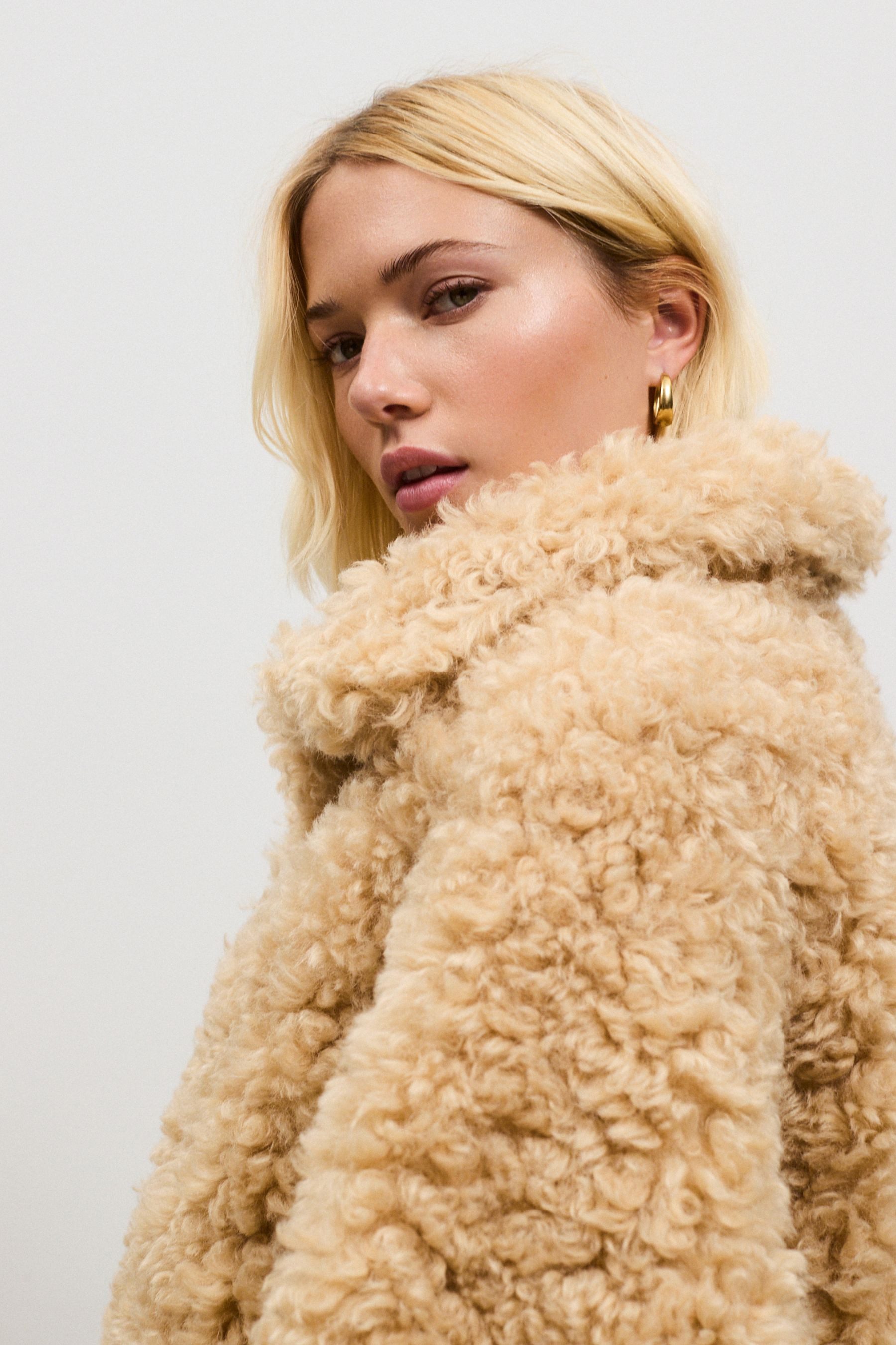 Next Fellimitatjacke Mantel aus lockigem Kunstfell (1-St) – Bild 3 von 5