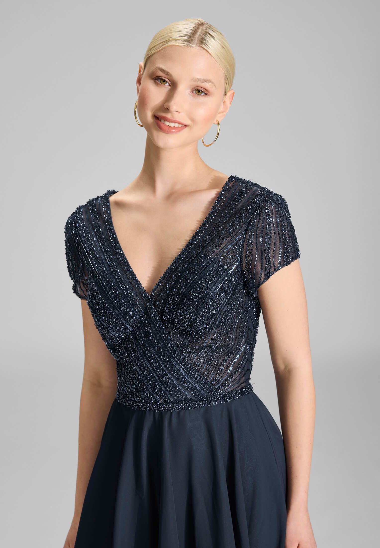 Hey Kyla Cocktailkleid - Besticktes Chiffonkleid mit kurzen Ärmeln Taillierter Schnitt mit fließendem Rockteil