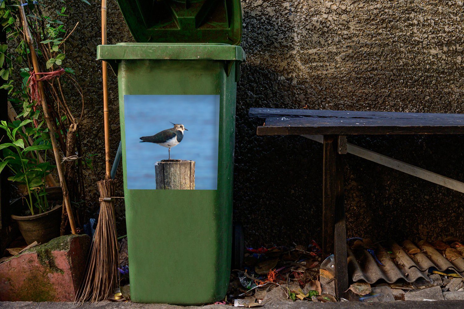 Vogel - Wandsticker Tiere St), - Kiebitz Blau Pfahl Abfalbehälter MuchoWow Mülltonne, - - Container, Sticker, (1 Mülleimer-aufkleber,