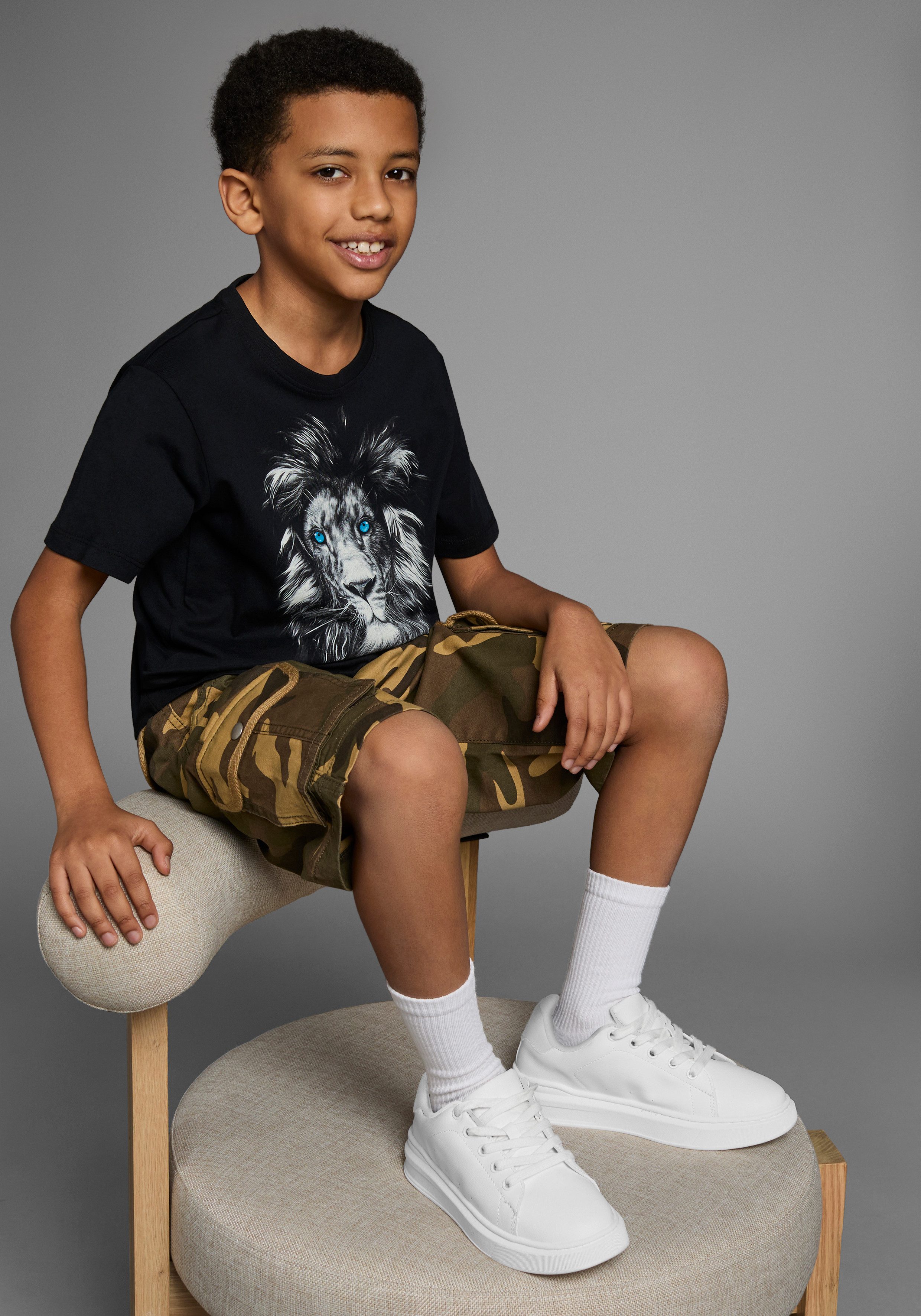 KIDSWORLD T-Shirt Mit Löwenprint: LION WITH BLUE EYES Kurzarm, Basic-Passform, mit trendigem Druck, Rundhalsausschnitt