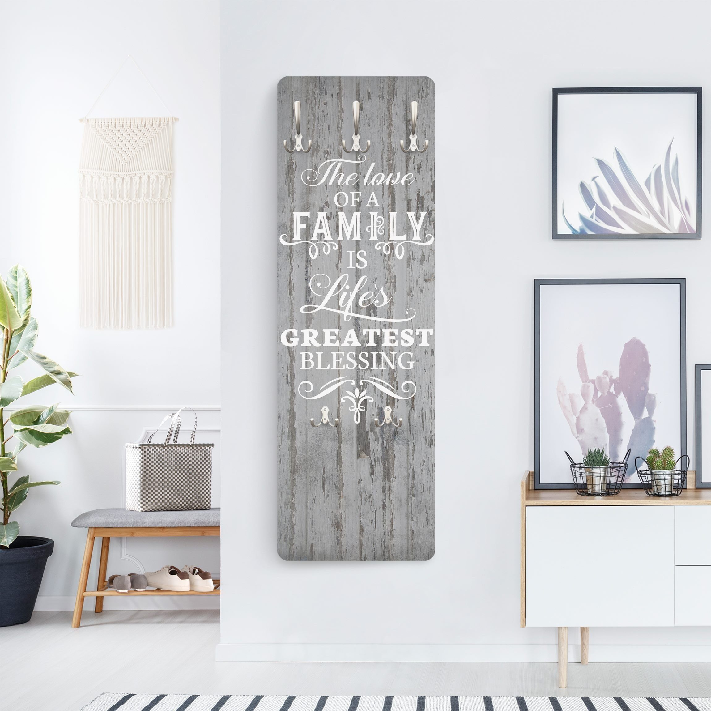 Bilderdepot24 Garderobenpaneel grau Holzoptik Bretteroptik Sprüche Shabby Holz - Family is Design (ausgefallenes Flur Wandpaneel mit Garderobenhaken Kleiderhaken hängend), moderne Wandgarderobe - Flurgarderobe im schmalen Hakenpaneel Design