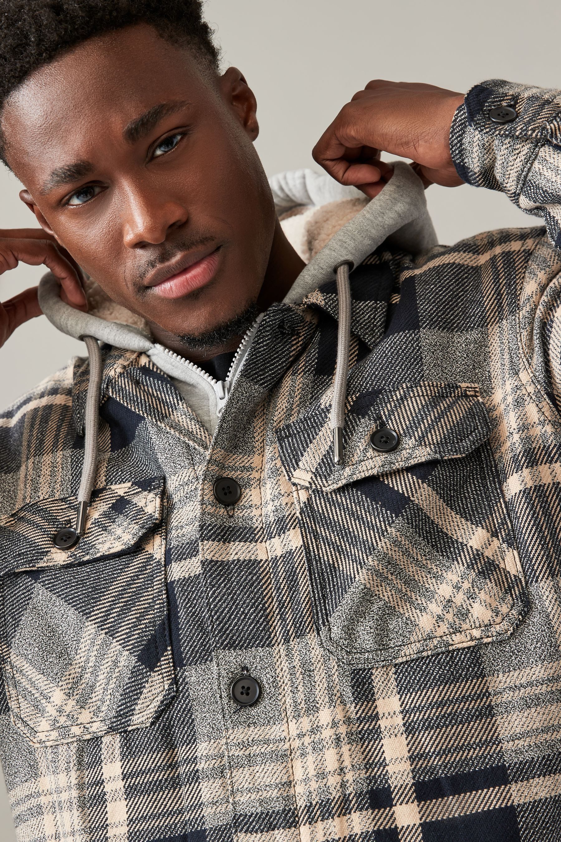 Next Hemdjacke Karierte Hemdjacke mit Teddyfutter und Kapuze (1-St)